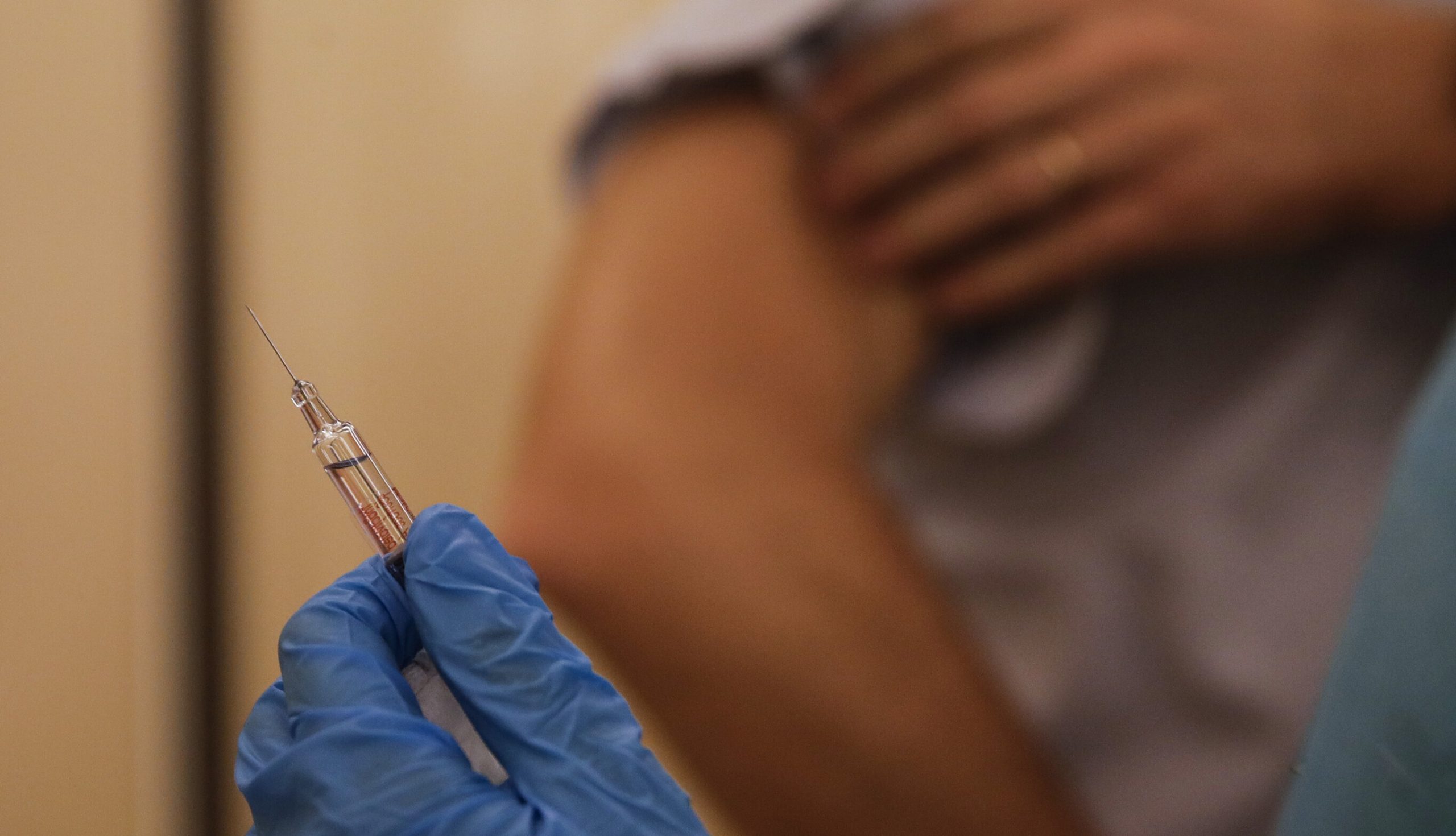Italia| 12 lucrători din domeniul medical au primit ser fiziologic în loc de vaccin anti-Covid