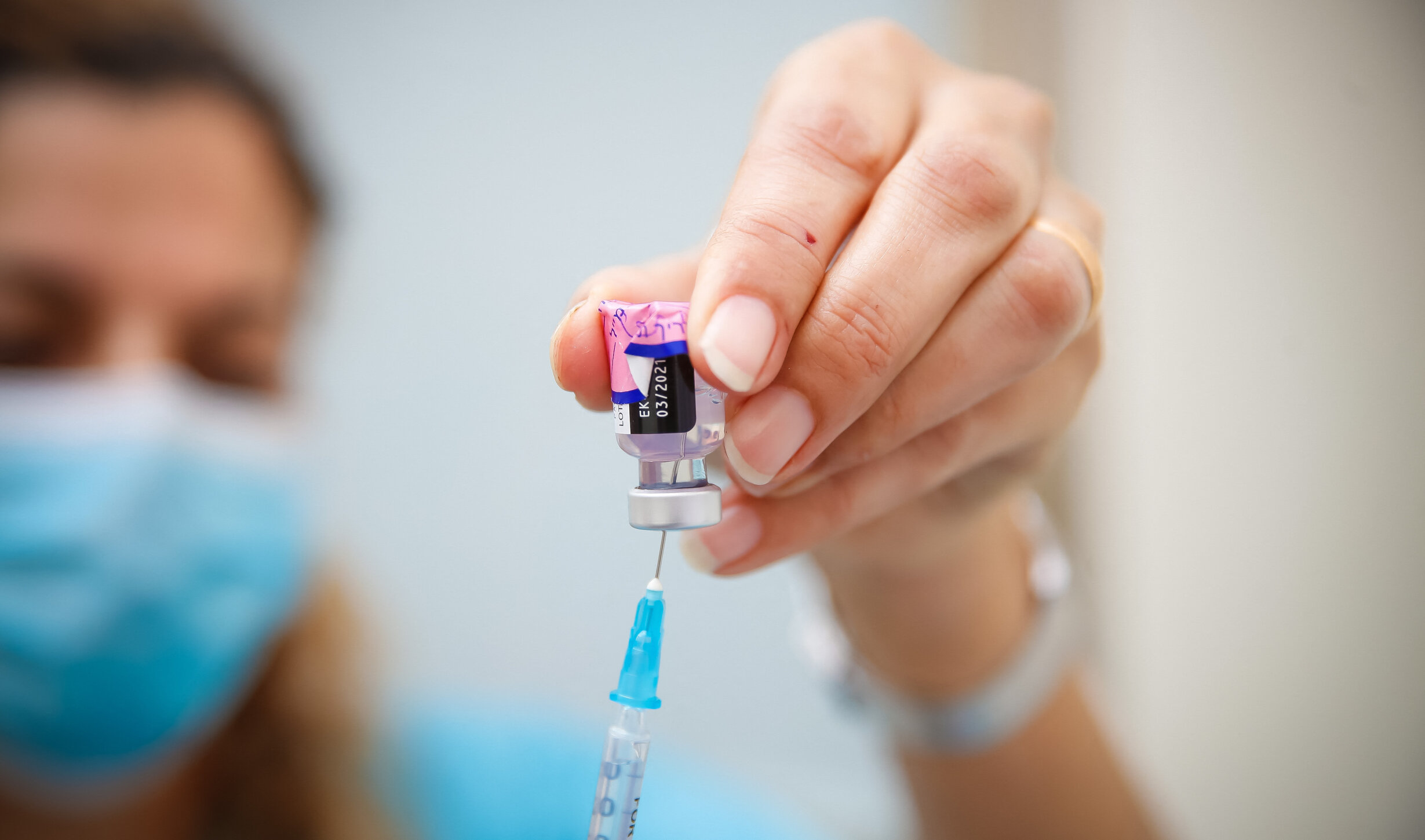 Vaccinurile Covid provoacă de 10 ori mai multe reacții alergice severe decât cele gripale, dar numărul rămâne „extrem de mic”