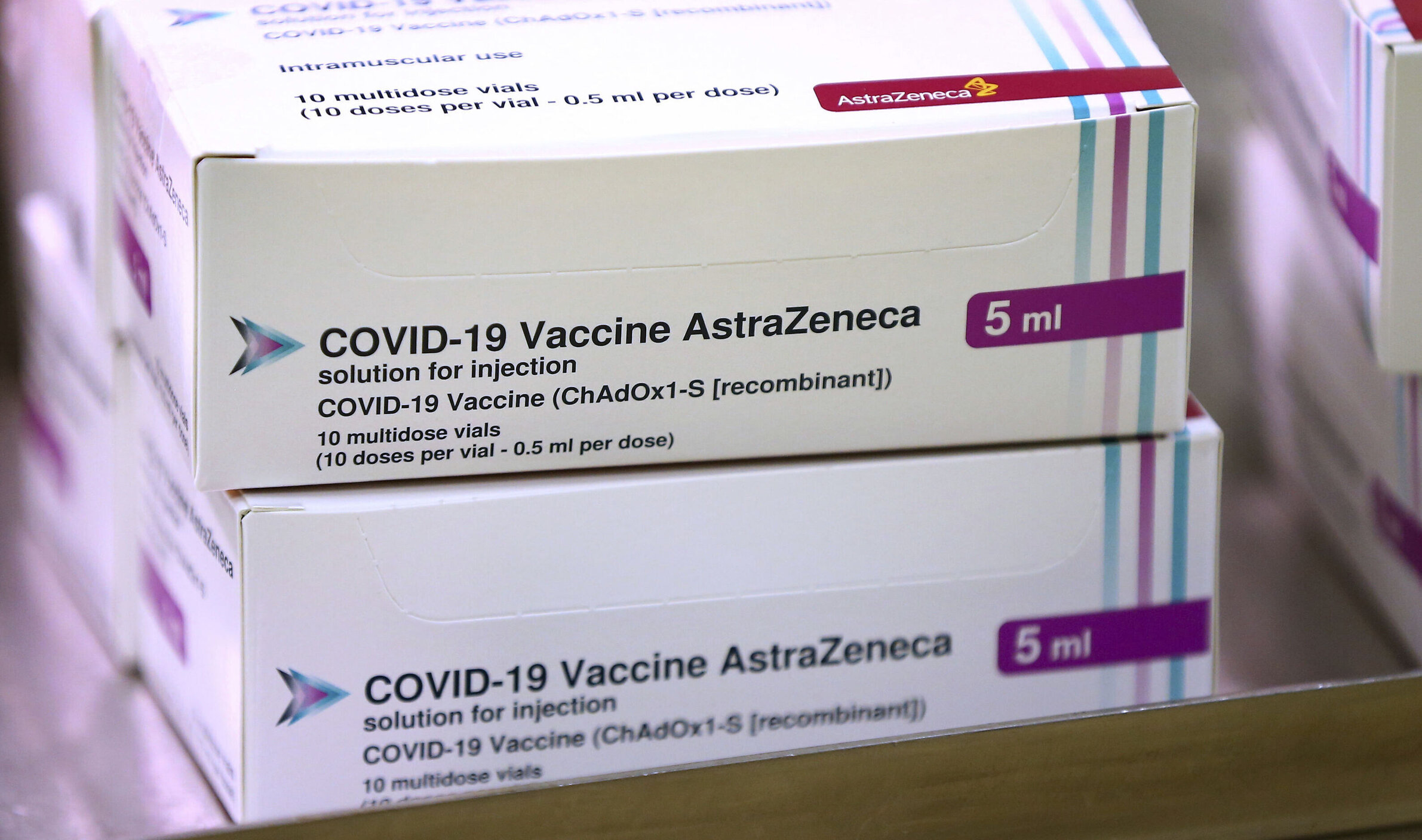 Cum funcționează vaccinul Oxford/AstraZeneca și cu ce este diferit de cele produse de Pfizer sau Moderna