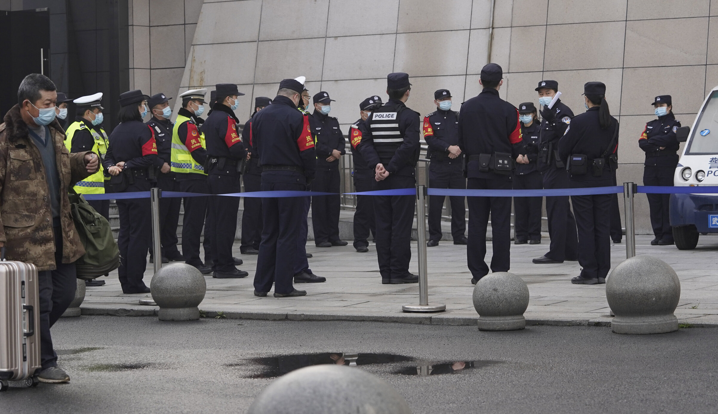Wuhan| Autoritățile forțează cetățenii să nu comunice cu anchetatorii OMS. Mită și amenințări