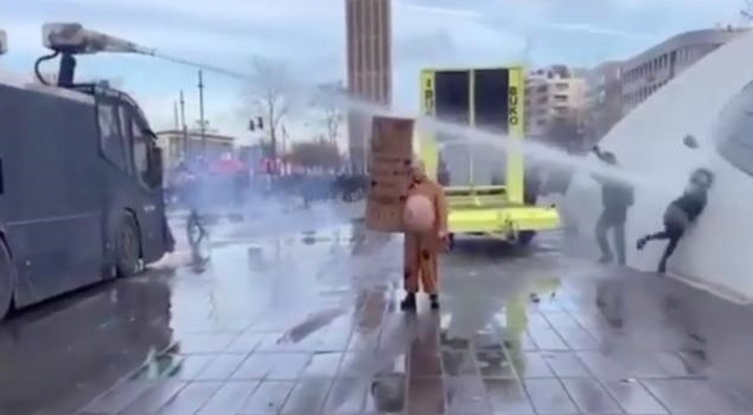 VIDEO| Polițiștii olandezi folosesc tunul cu apă împotriva unei protestatare pașnice. „Fractură craniană și 15 copci”
