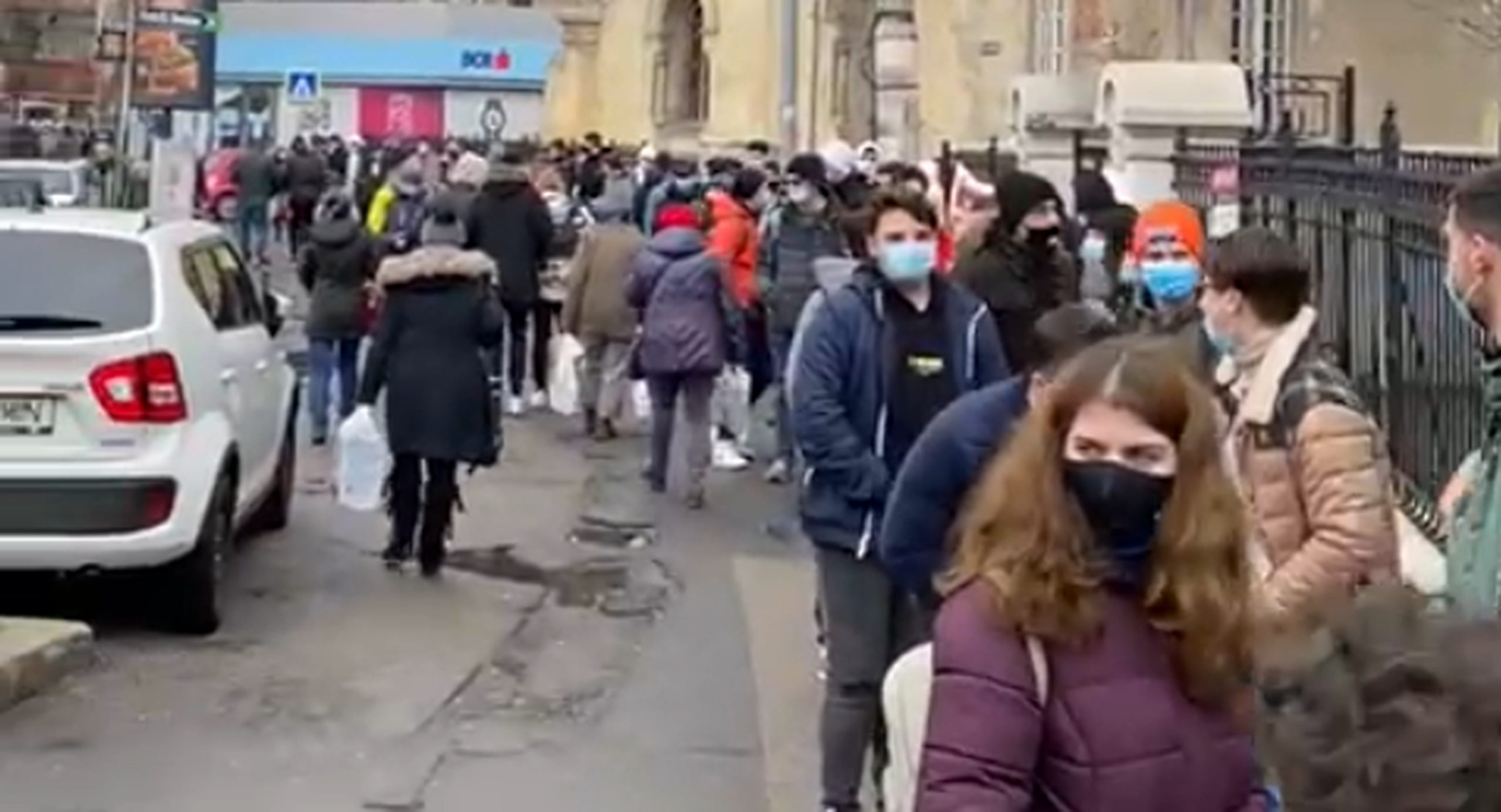 VIDEO| Sute de oameni stau la coadă pentru a primi burgeri gratis, în centrul Bucureștiului