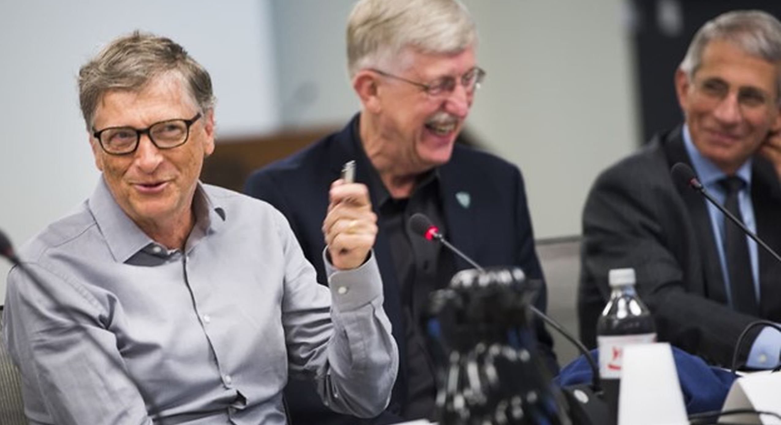 Bill Gates și Anthony Fauci comunică în mod constant privind gestionarea pandemiei. „Vorbim mult despre noile variante”