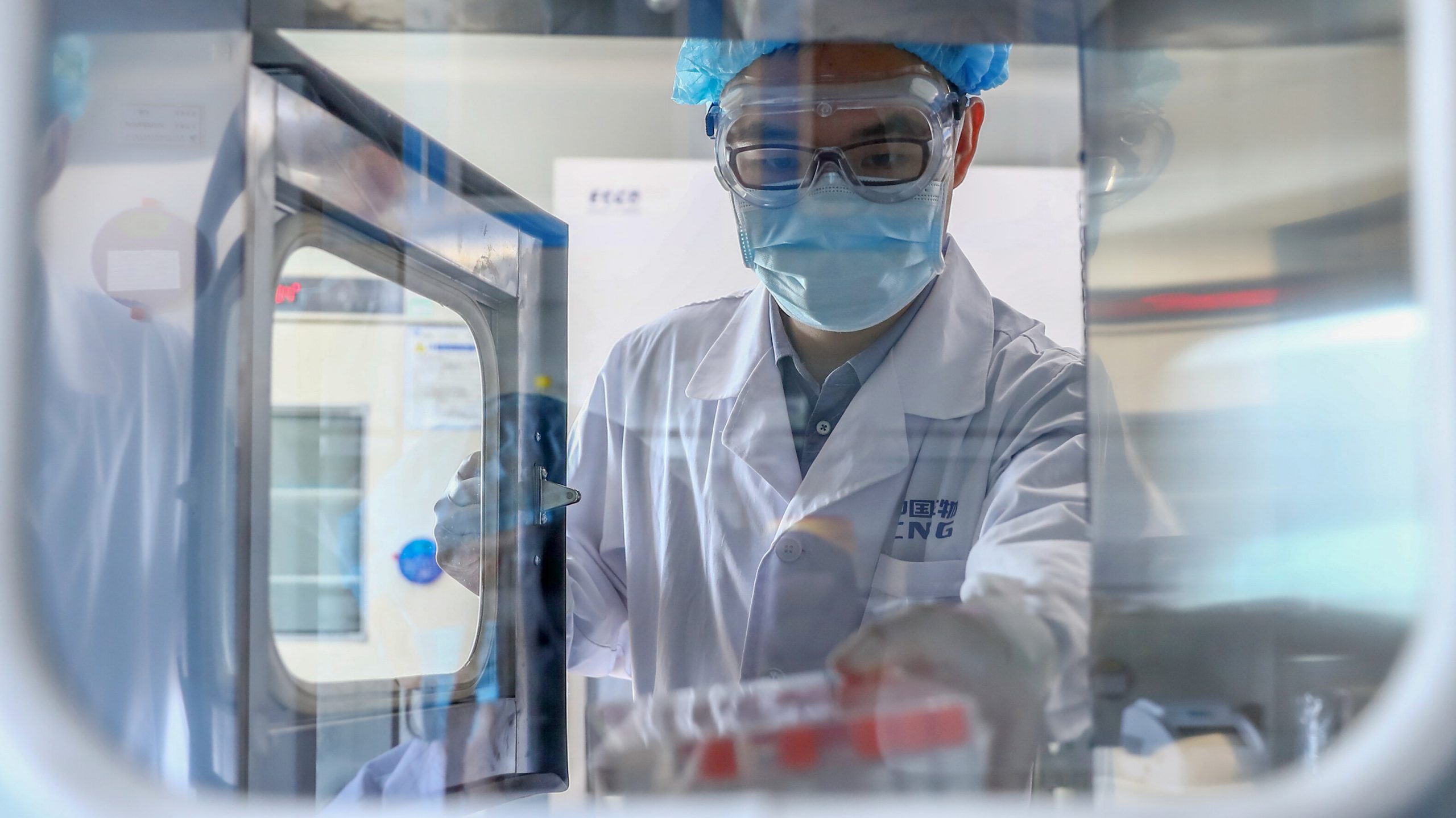 Vaccinurile chinezești intră pe piața din Europa. Ce știm despre serul Sinopharm