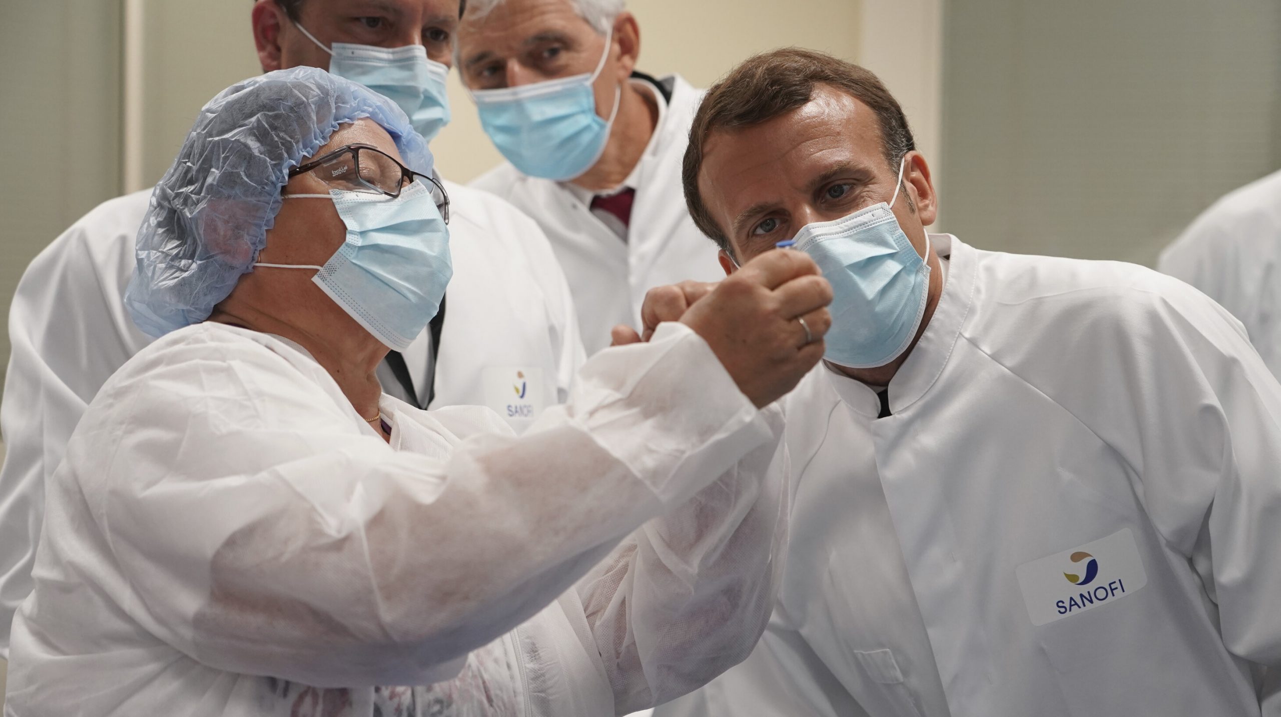 Macron schimbă strategia. Nu se mai bazează doar pe vaccinuri, caută un tratament pentru Covid