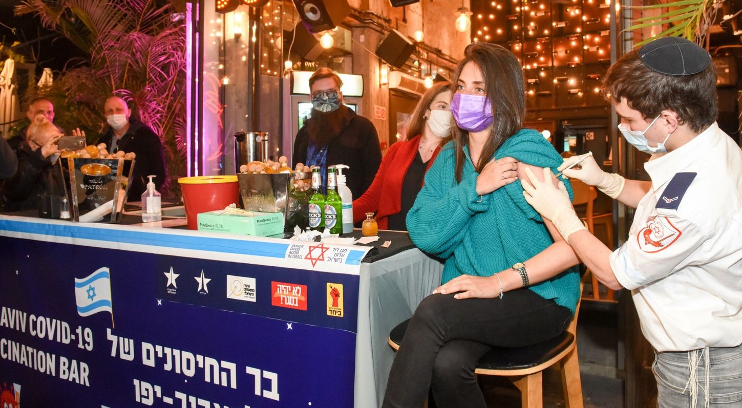 Baruri și vaccinuri. În Tel Aviv primești o băutură gratis dacă te vaccinezi anti-Covid