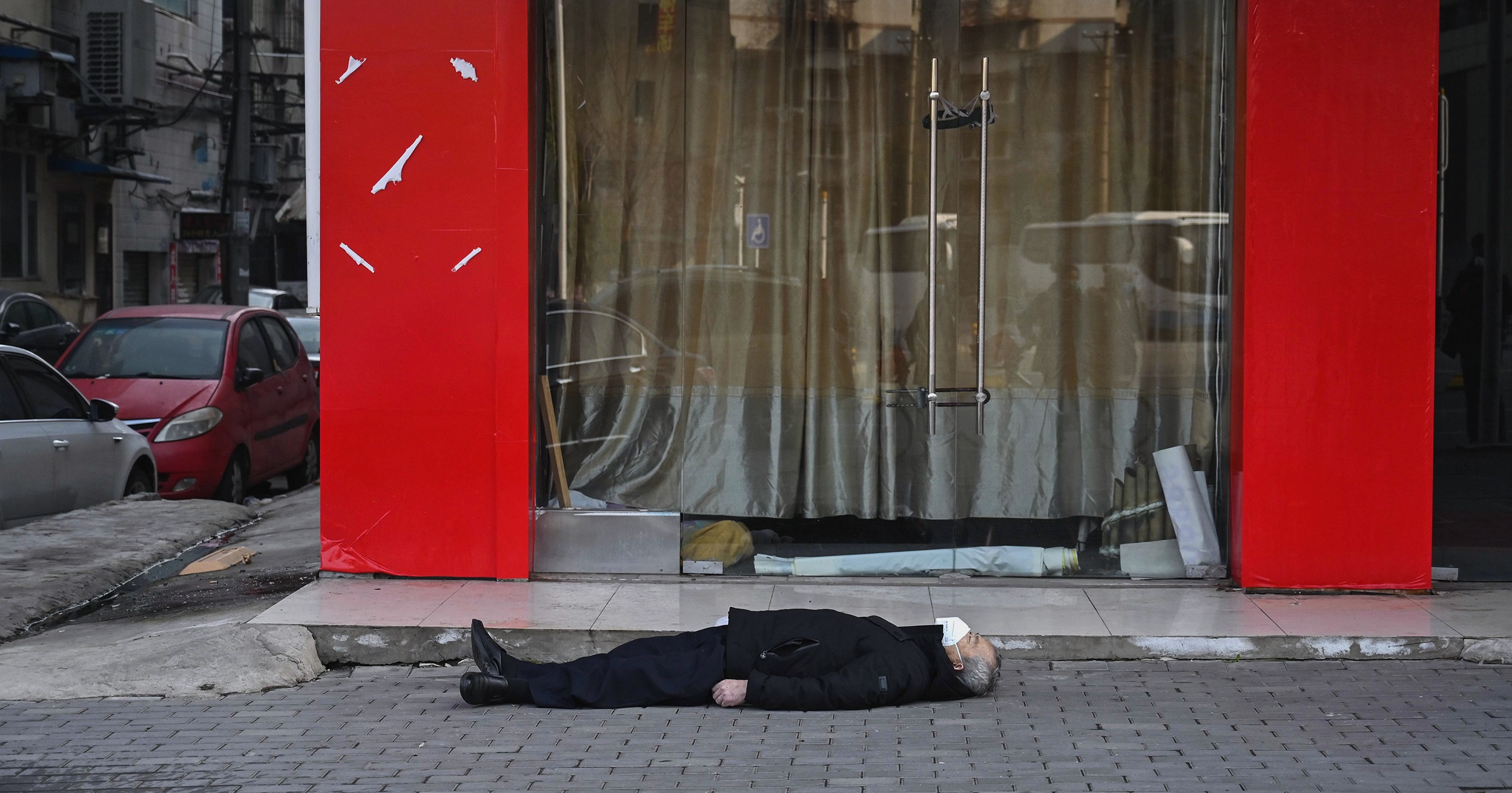 Simbolul haosului din Wuhan| O persoană decedată a zăcut câteva ore pe trotuar. La un an distanță, nu se cunosc identitatea și cauzele morții