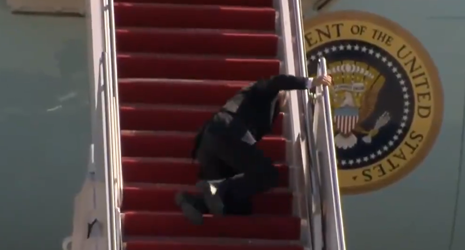 VIDEO| Joe Biden se impiedică și cade de trei ori consecutiv, încercând să urce treptele către avionul prezidențial
