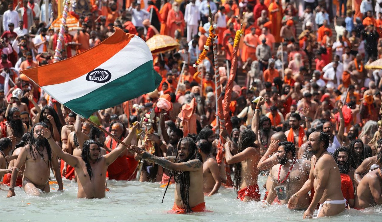 Sute de mii de indieni își spală păcatele în Gange, iar masca și distanțarea ar fi în plus. „Credința este mai puternică decât pandemia”