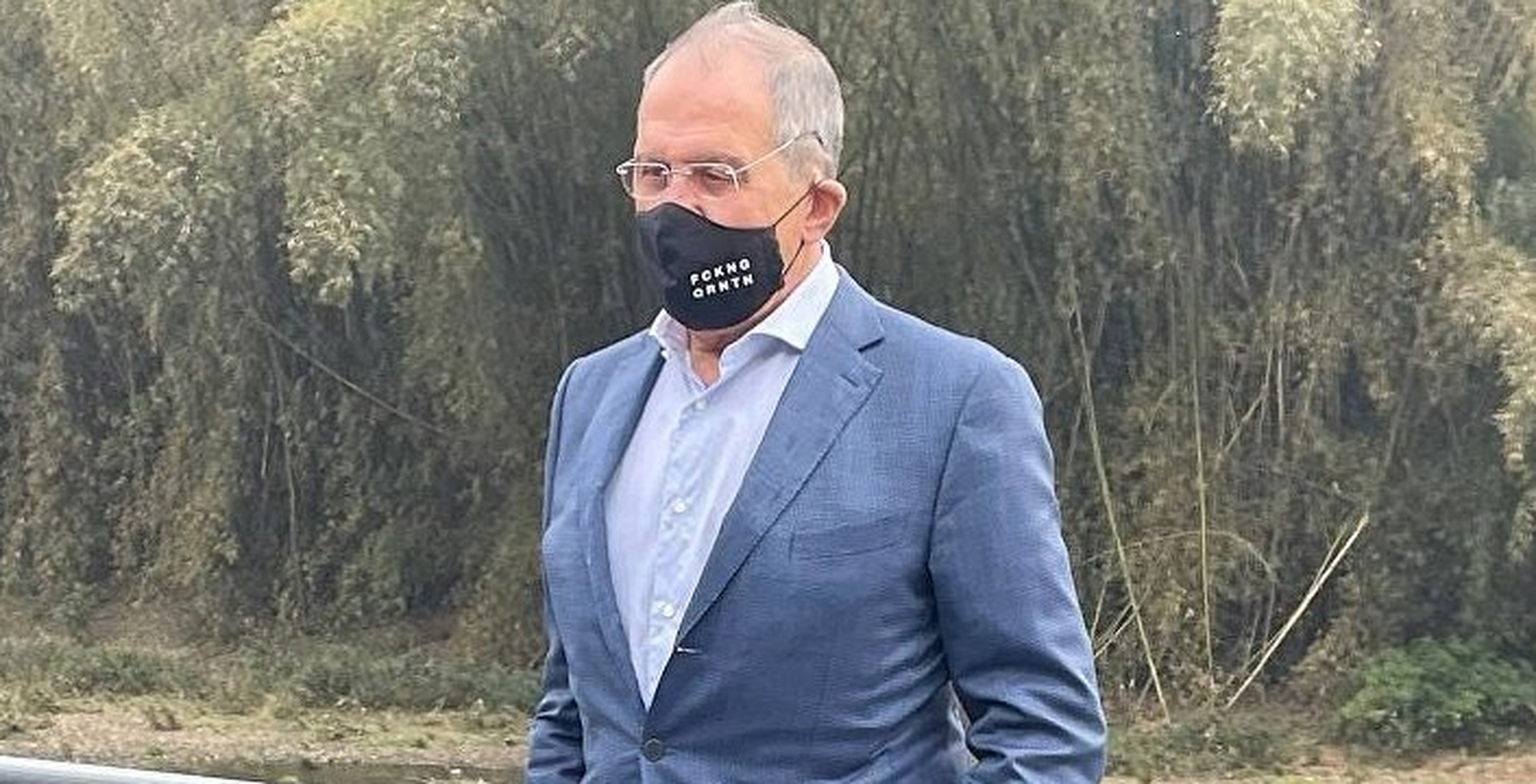 Ministrul rus de Externe, surprins cu o mască inscripționată „FCKNG QRNTN” în timpul vizitei în China