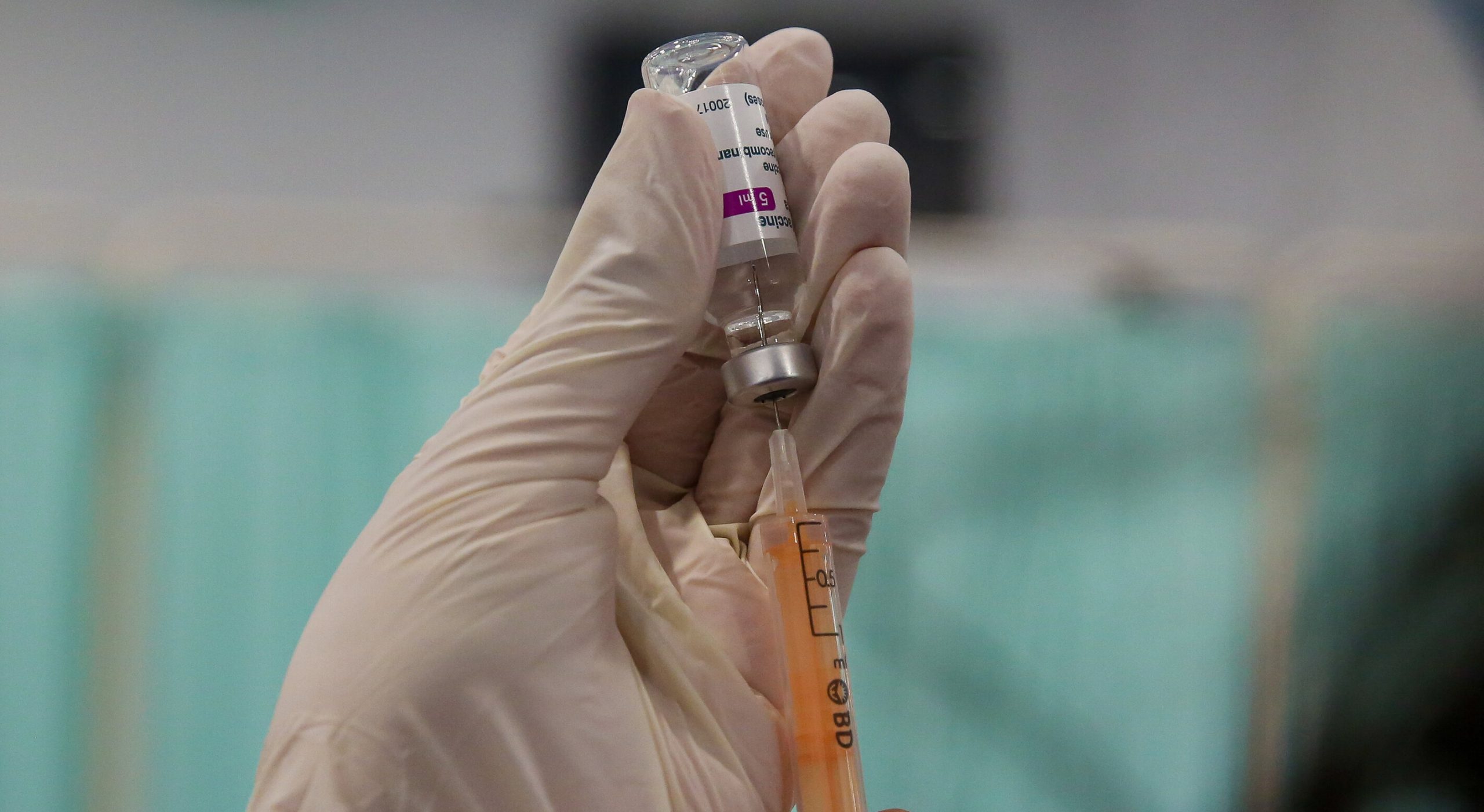Unul din 25 de britanici a fost spitalizat cu Covid după vaccinare