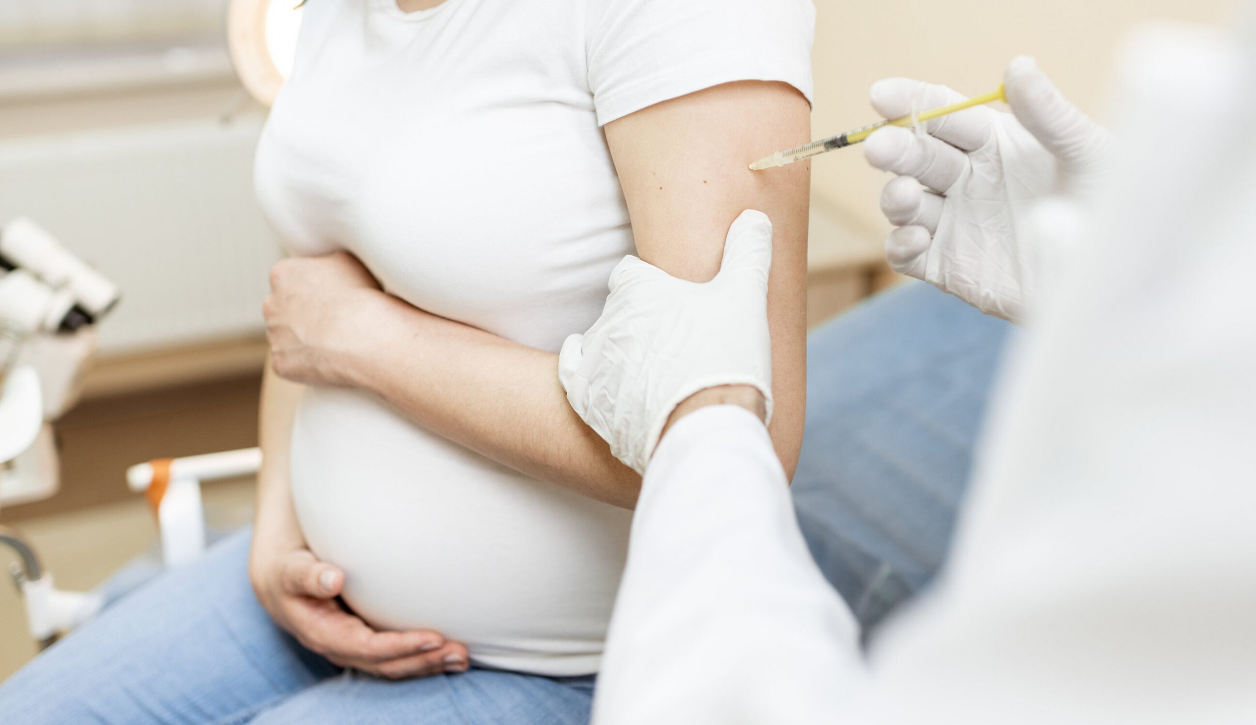 Anticorpii rezultați în urma vaccinării se transferă de la mamele însărcinate la copii, arată cercetătorii israelieni