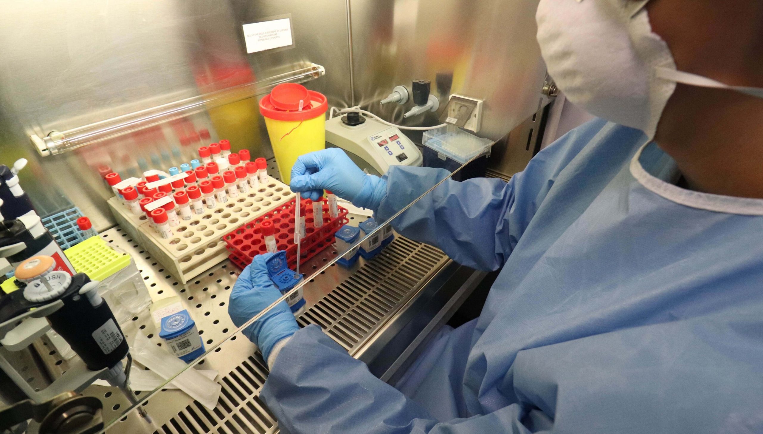 Noua variantă SARS-Cov-2, identificată în Franța, este dificil de detectat cu ajutorul testelor RT-PCR