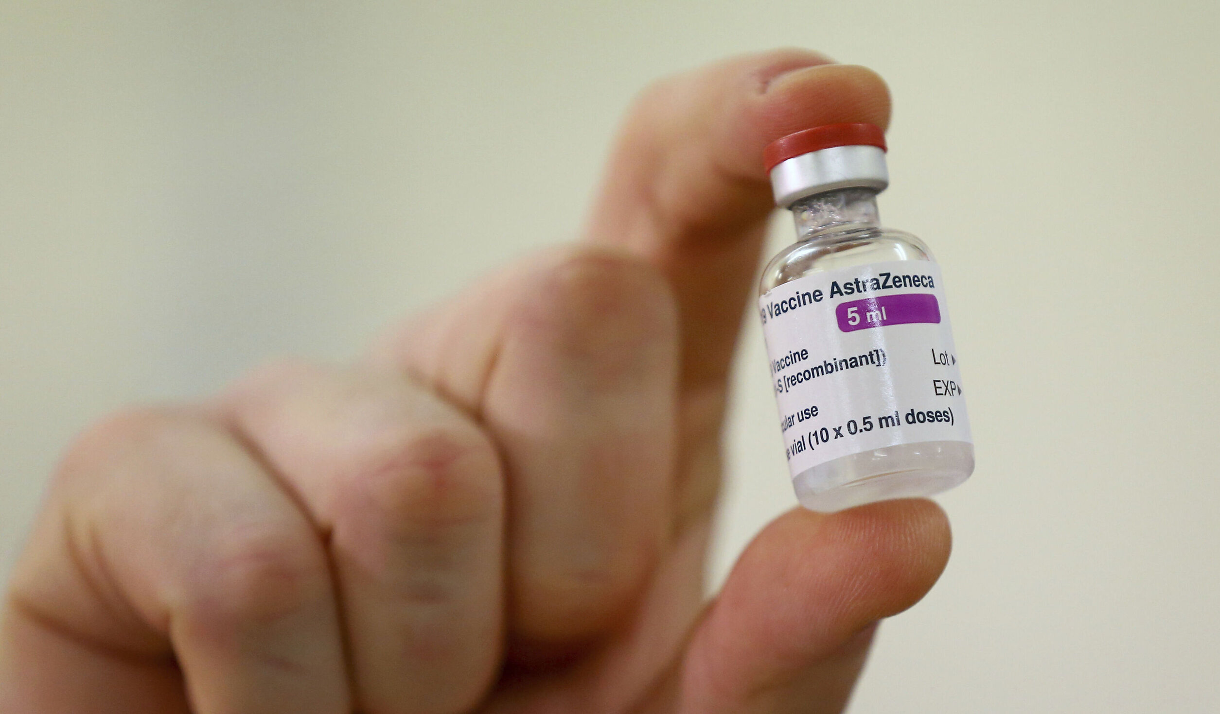 AstraZeneca își apără vaccinul anti-Covid. „Nu există dovezi care să arate că provoacă cheaguri de sânge”