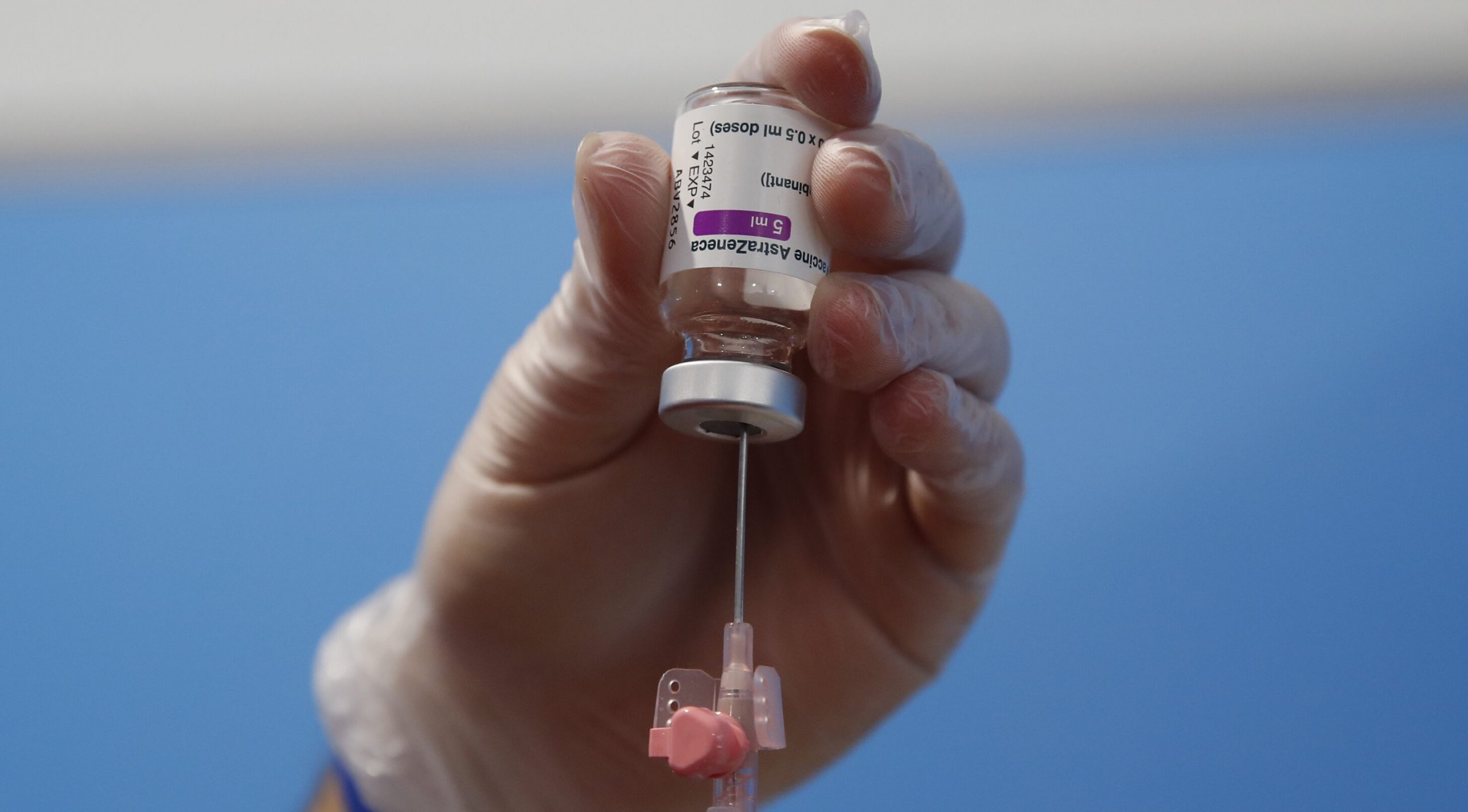 Danemarca oprește utilizarea vaccinului AstraZeneca. Mai mulți pacienți au dezvoltat cheaguri de sânge după inoculare