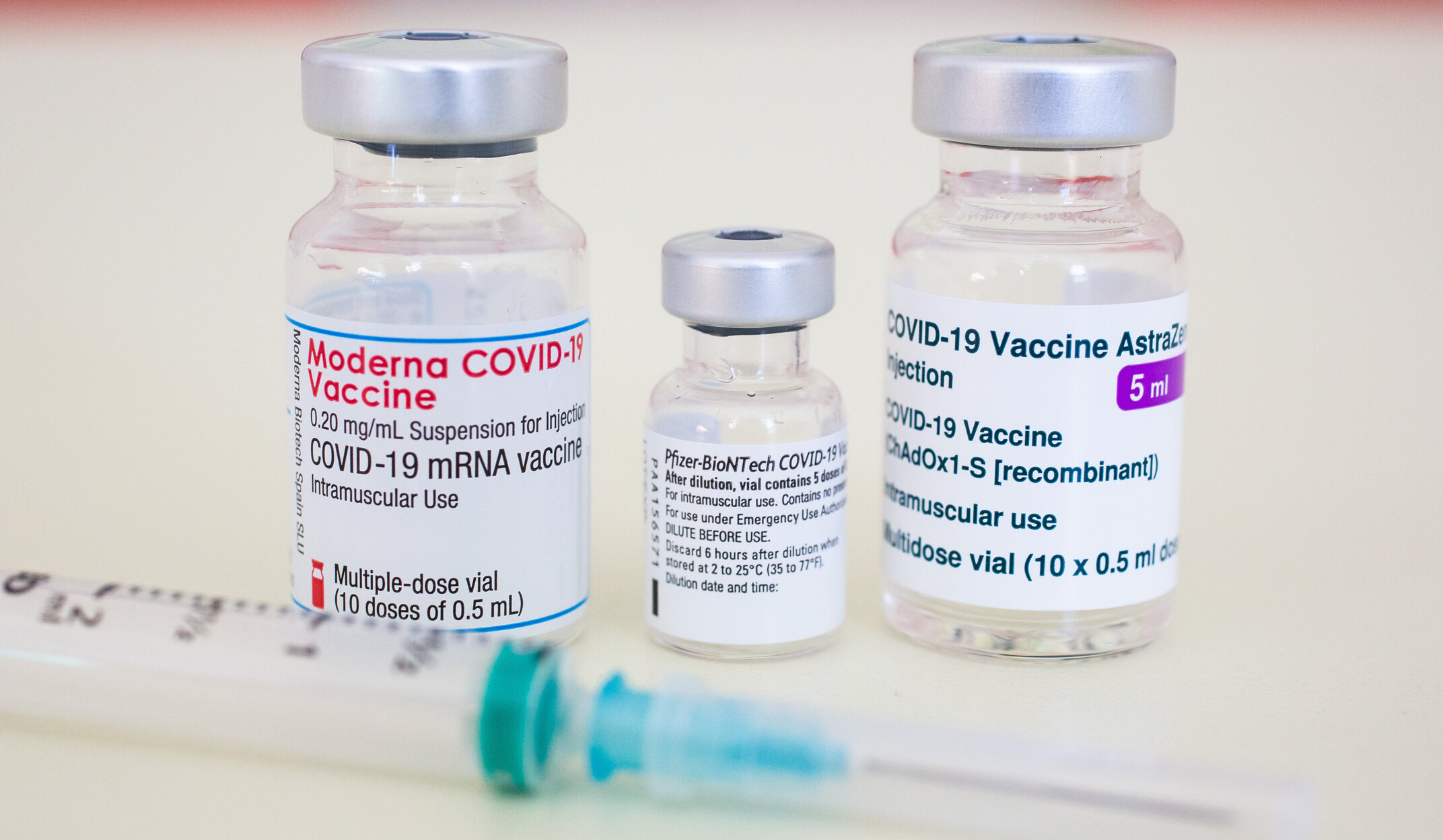 Compania AstraZeneca își vaccinează angajații cu seruri de la Pfizer, Moderna sau Johnson&Johnson