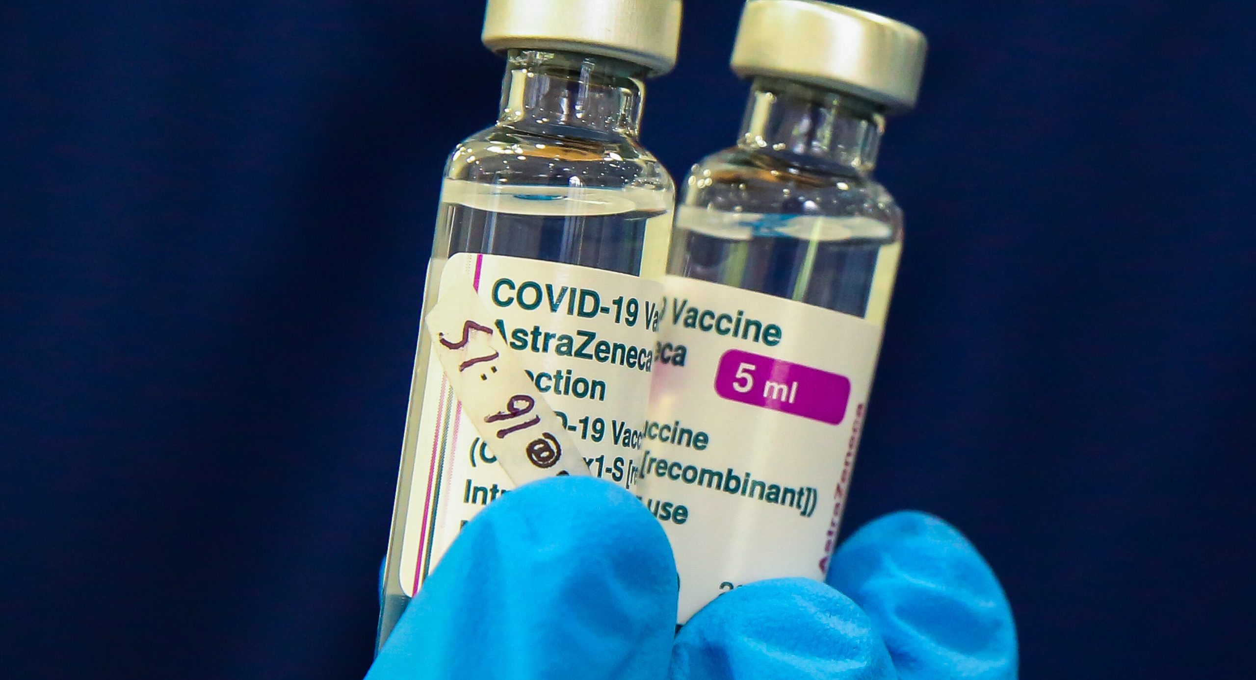 Medicii consideră că reacțiile adverse ale vaccinului AstraZeneca sunt prea rare pentru a justifica suspendarea utilizării serului