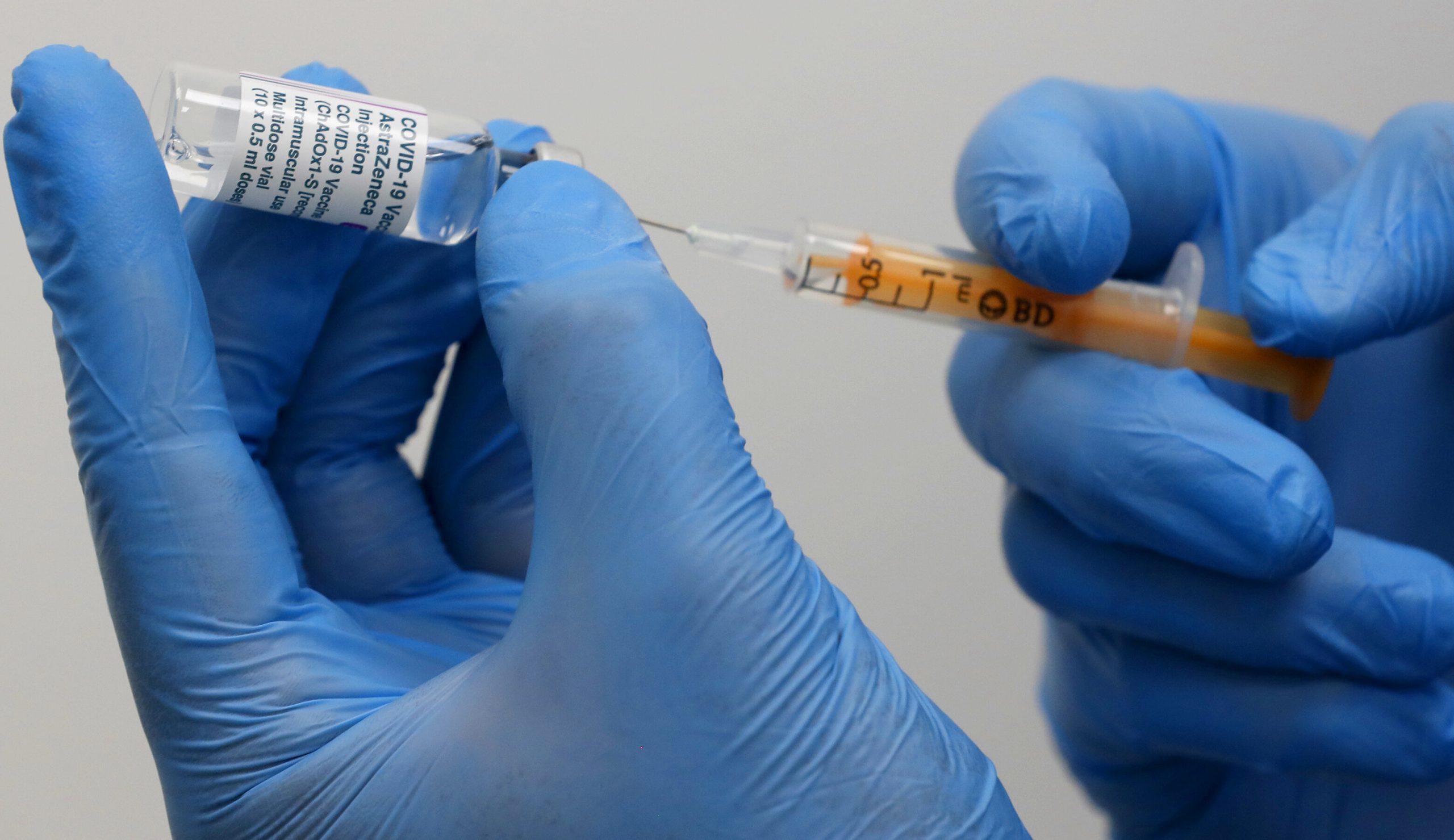 Deputații francezi cer să fie vaccinați în masă cu AstraZeneca, pentru a „consolida încrederea” în vaccin