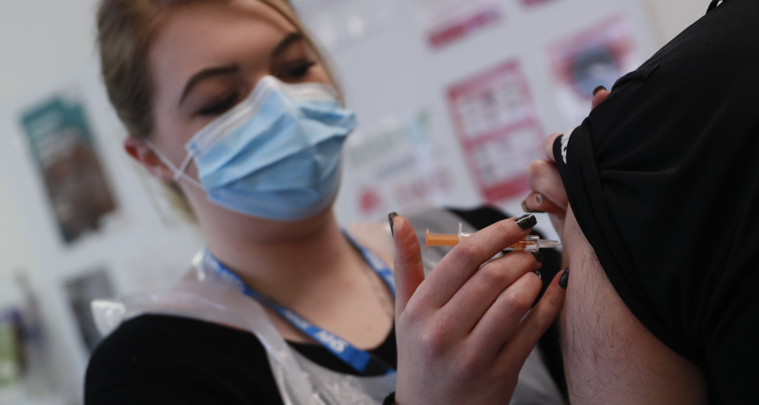 UK| Cinci persoane au dezvoltat cheaguri de sânge în urma vaccinării cu AstraZeneca, dar britanicii continuă să utilizeze serul