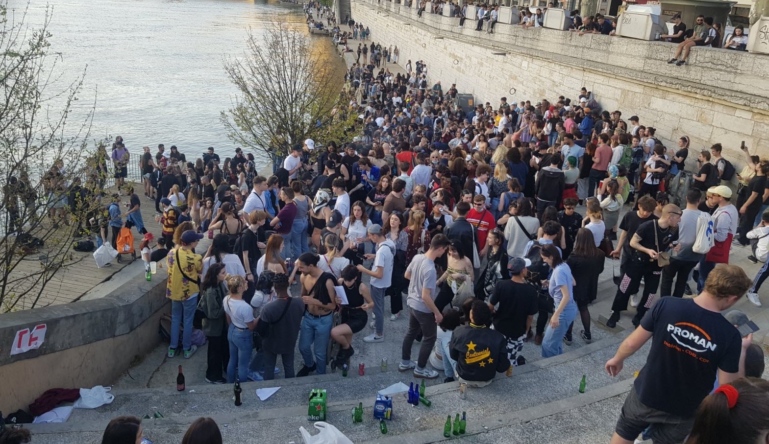Lyon| Sute de francezi încalcă restricțiile și participă la o petrecere în aer liber. Poliția nu a putut interveni