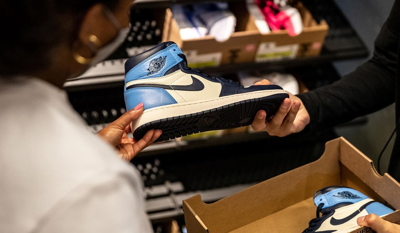 Compania Nike comercializează pantofi sport deja purtați, pentru „a reduce risipa”