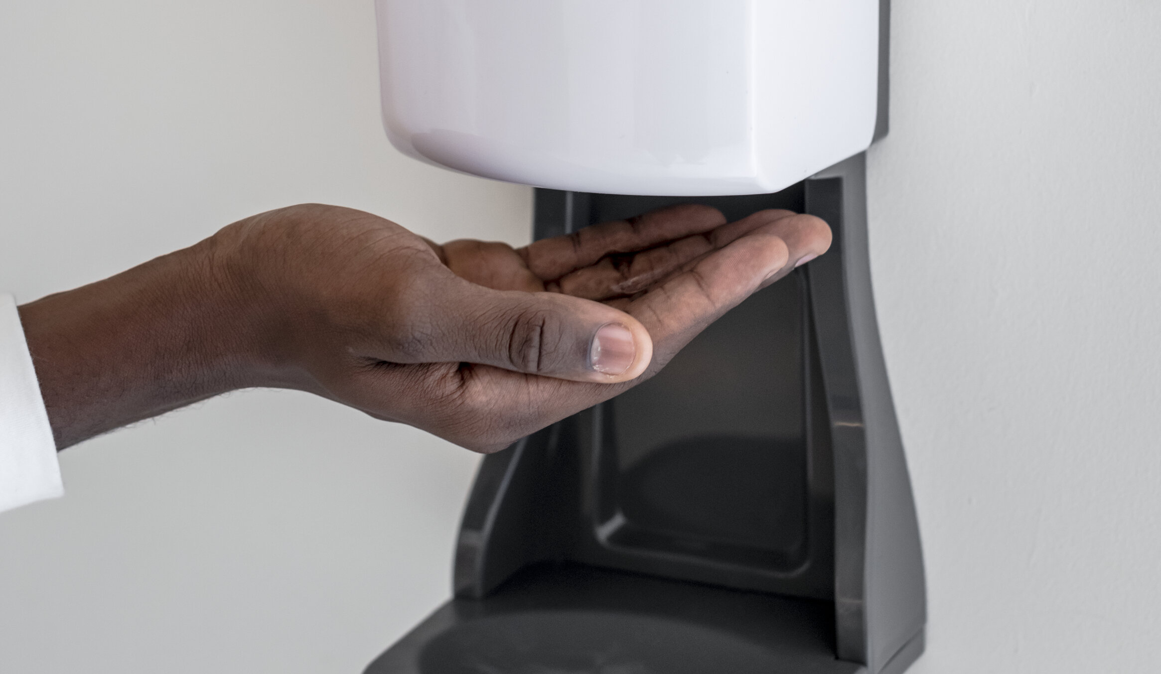 Studenții woke de la UCLA pretind că dozatoarele automate de săpun sunt rasiste și detectează doar mâinile albilor