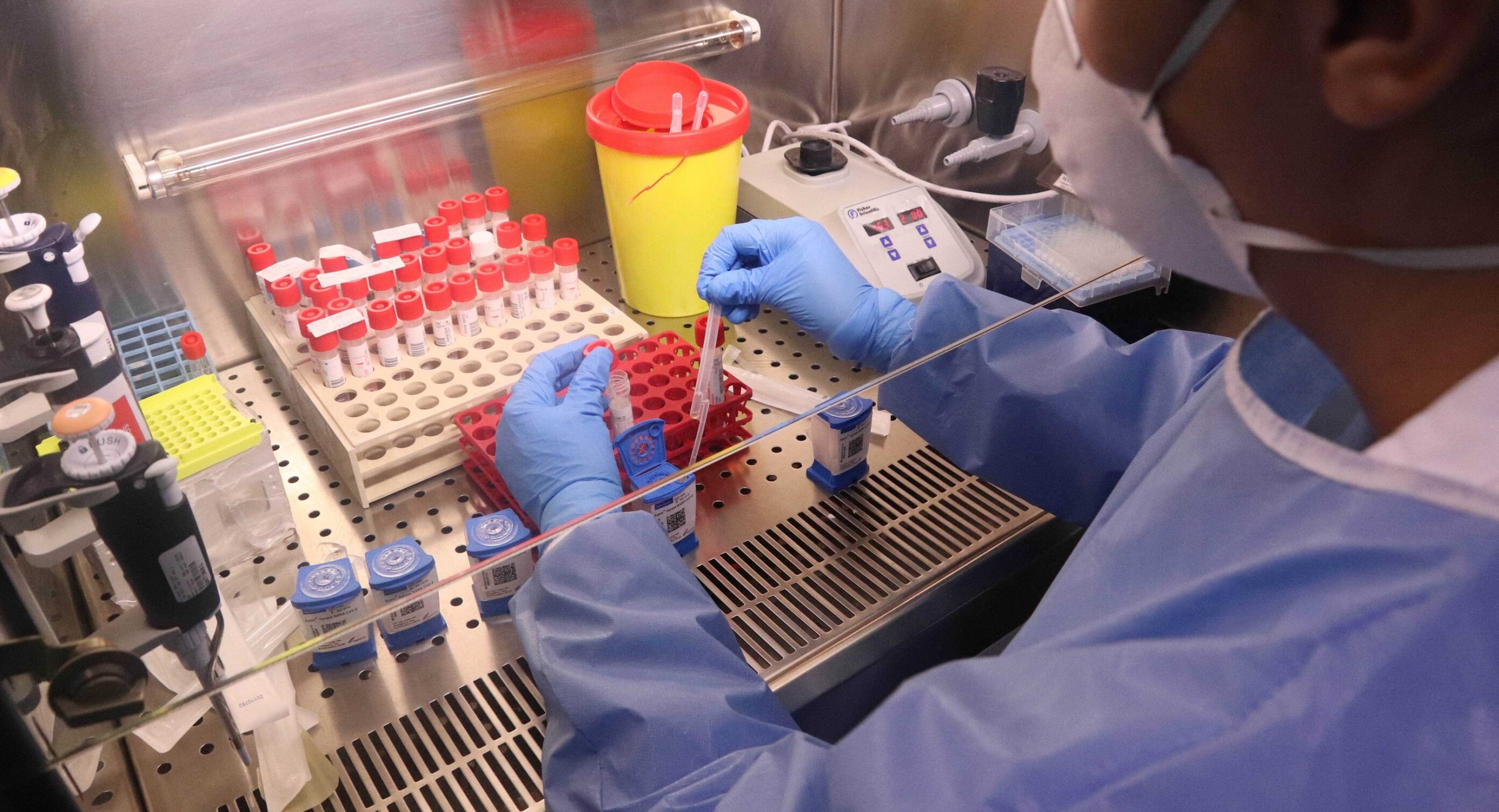 Cercetătorii Universității Oxford reinfectează deliberat foști bolnavi Covid, pentru a studia modalități noi de producere a vaccinurilor