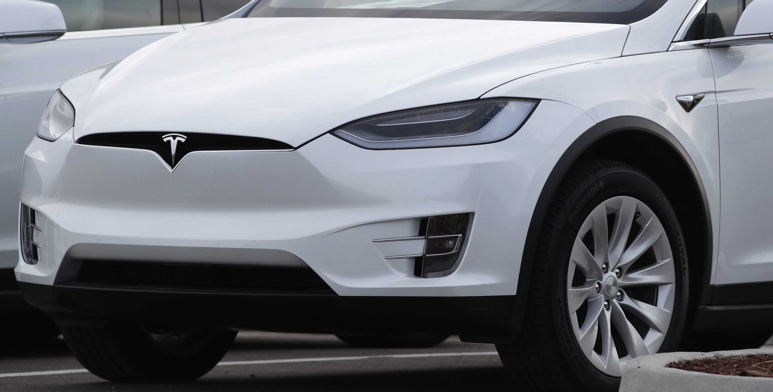 Două persoane au decedat după ce un autoturism Tesla fără șofer a făcut accident
