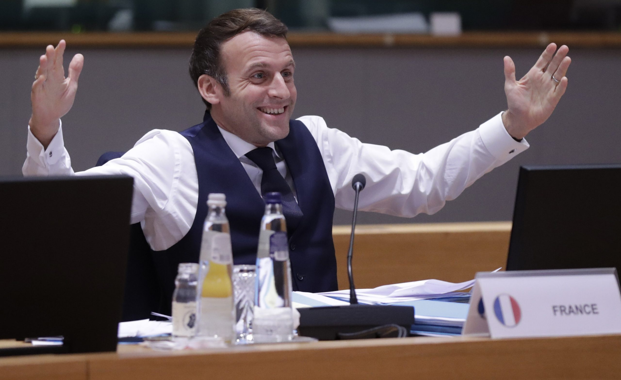 Emmanuel Macron va participa la un concert-pilot organizat la Paris. Va fi un „simbol al revenirii zilelor fericite”