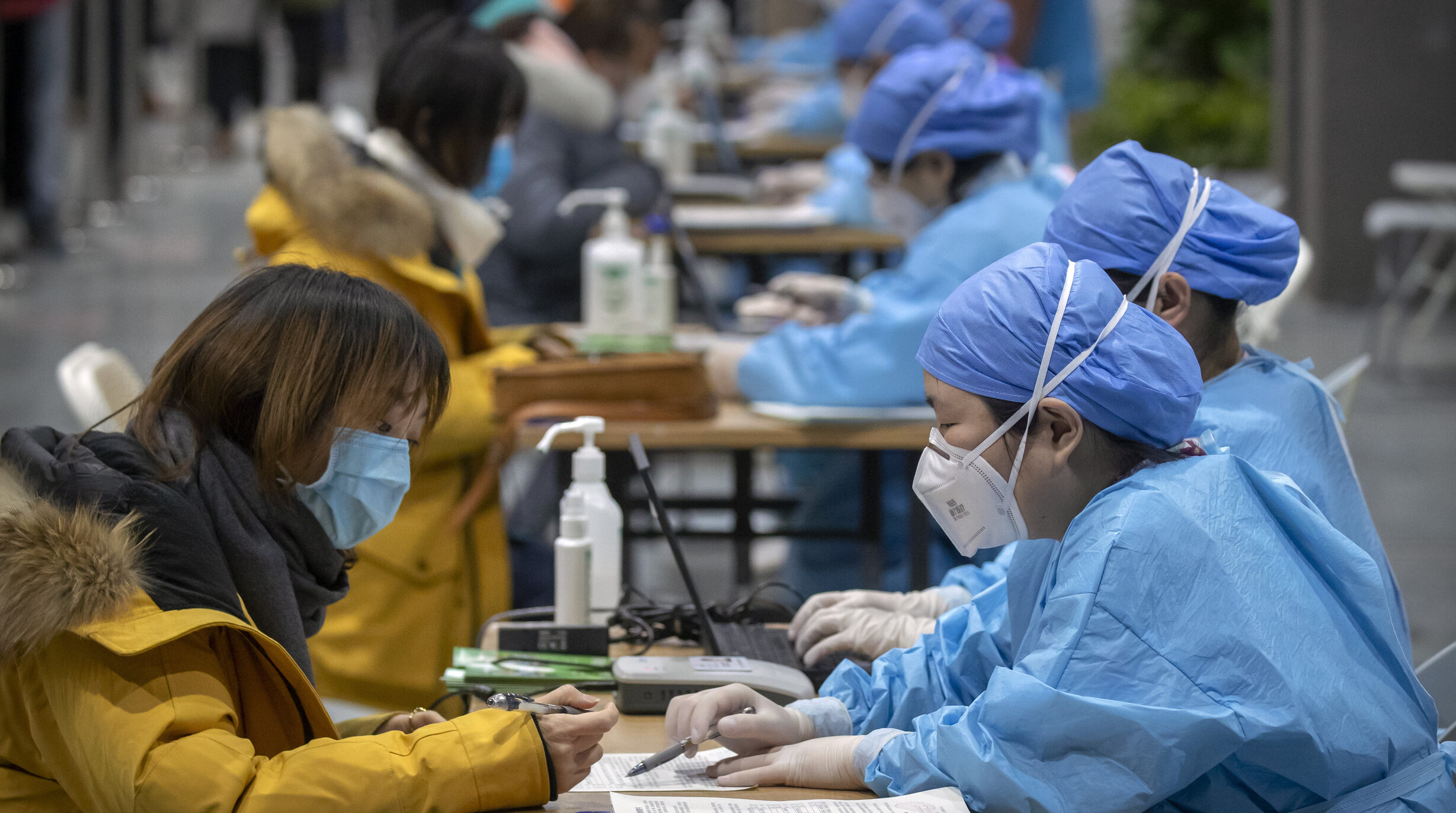 Vaccinare „opțională” în China| Cei care aleg să se vaccineze primesc ouă. Ceilalți, buline roșii pe case