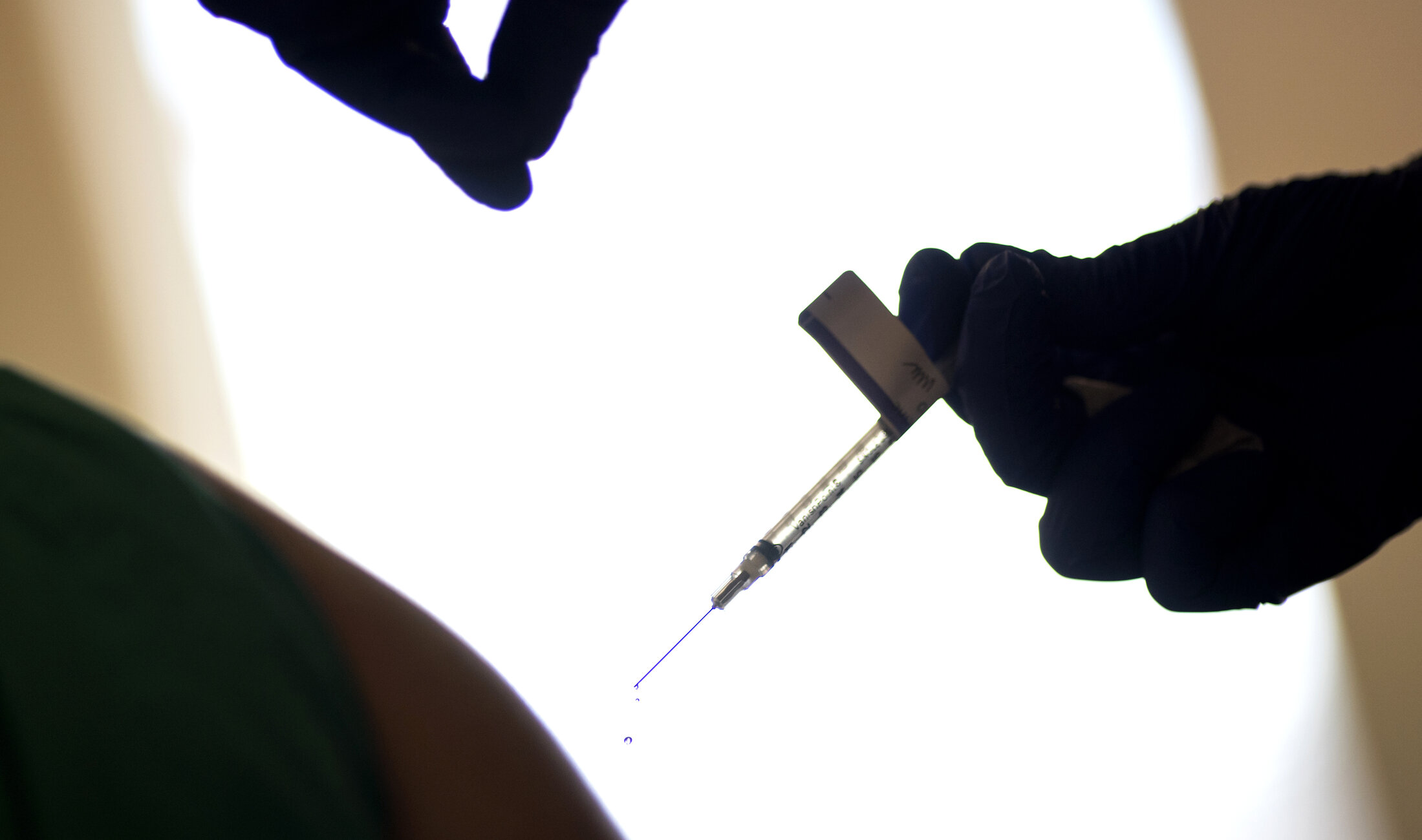 A treia doză de vaccin ar putea provoca reacții adverse grave