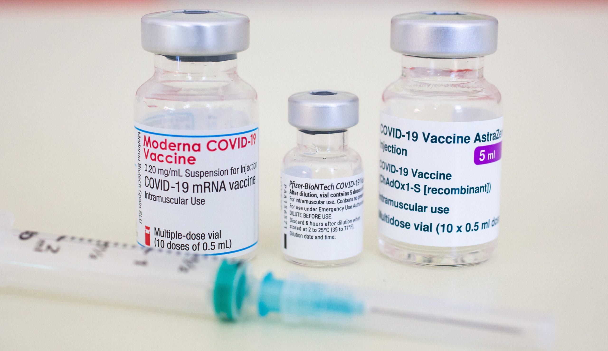 Francezii recomandă un vaccin ARN mesager la rapel, după o primă doză AstraZeneca. „Este complet logic”, crede ministrul Sănătății