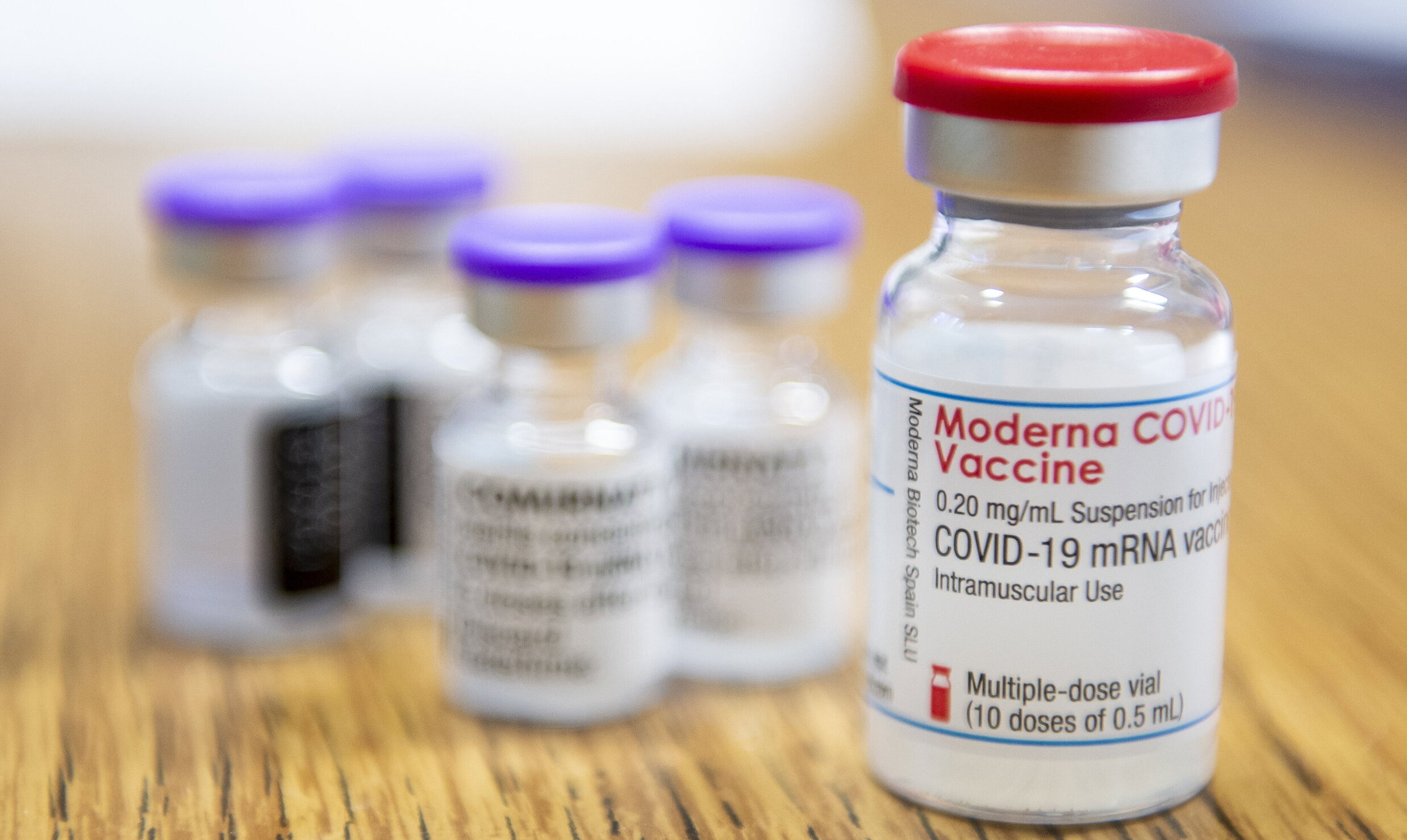 Moderna spune că vaccinul său anti-Covid este mai eficient decât cel produs de Pfizer, dar recunoaște că riscul de a dezvolta miocardită este mai mare