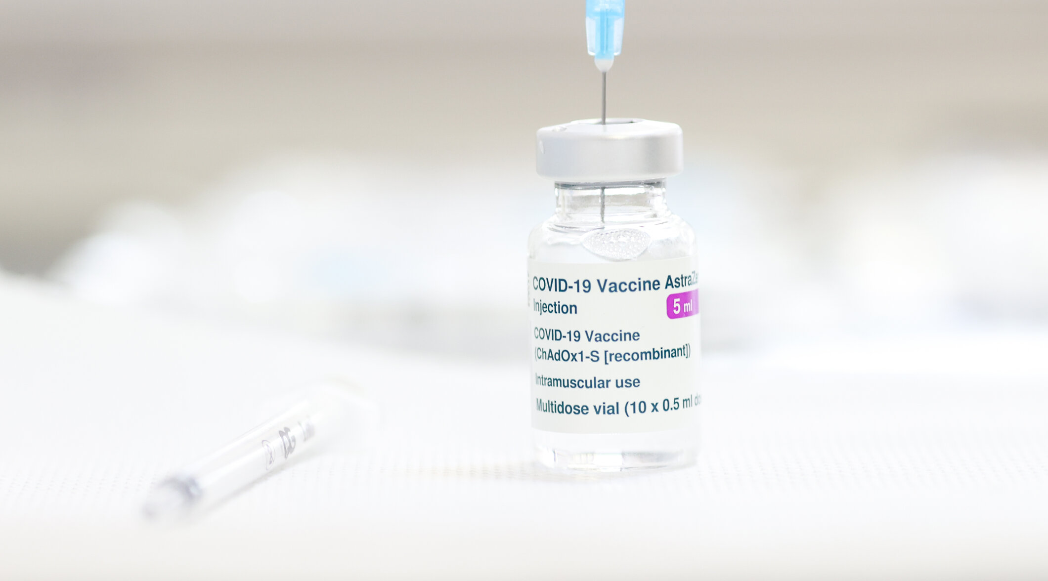 Marea Britanie ia în considerare suspendarea administrării vaccinului AstraZeneca tinerilor sub 30 de ani