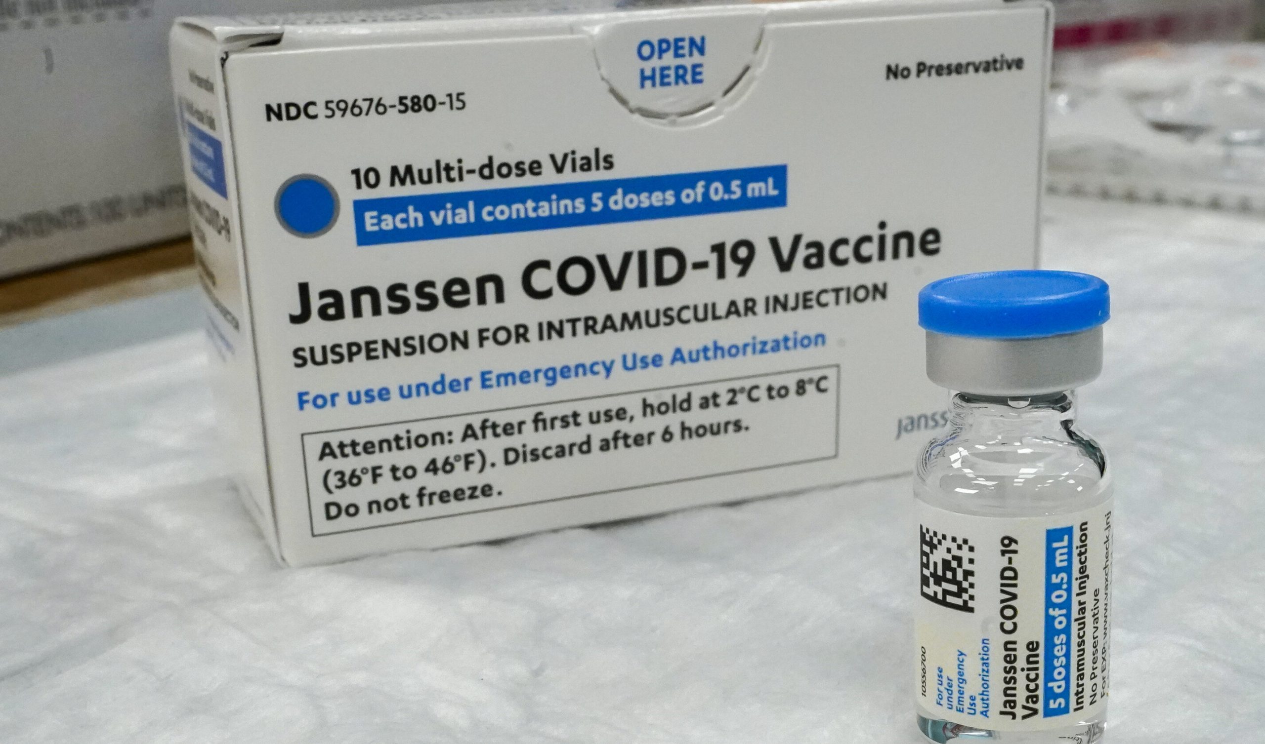 Vaccinul cu o singură doză de la Johnson&Johnson, pe urmele AstraZeneca. Patru persoane au dezvoltat cheaguri de sânge după inoculare, potrivit EMA