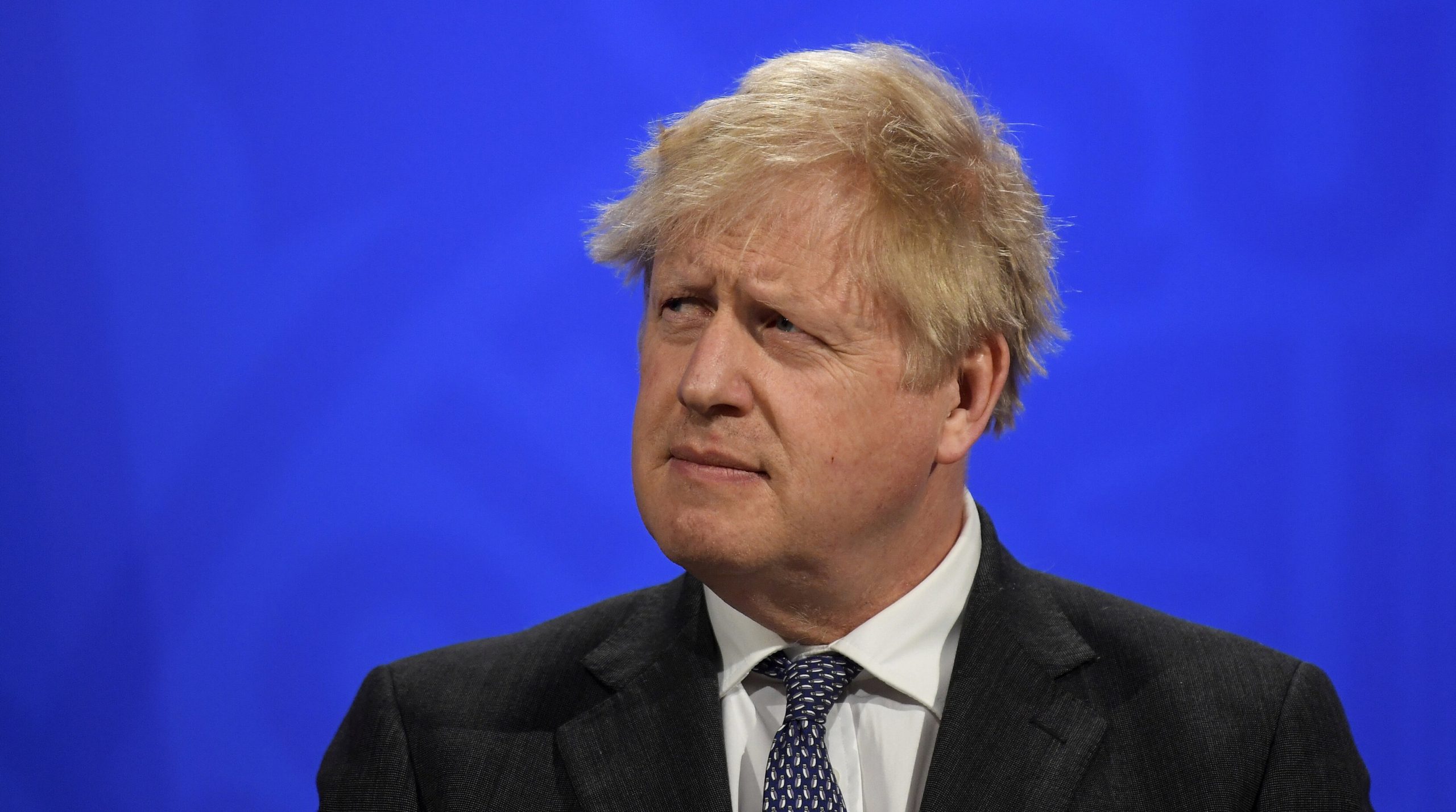 Boris Johnson a afirmat că preferă să „se adune cadavrele cu miile decât să impună o nouă carantină”, susțin liderii conservatori