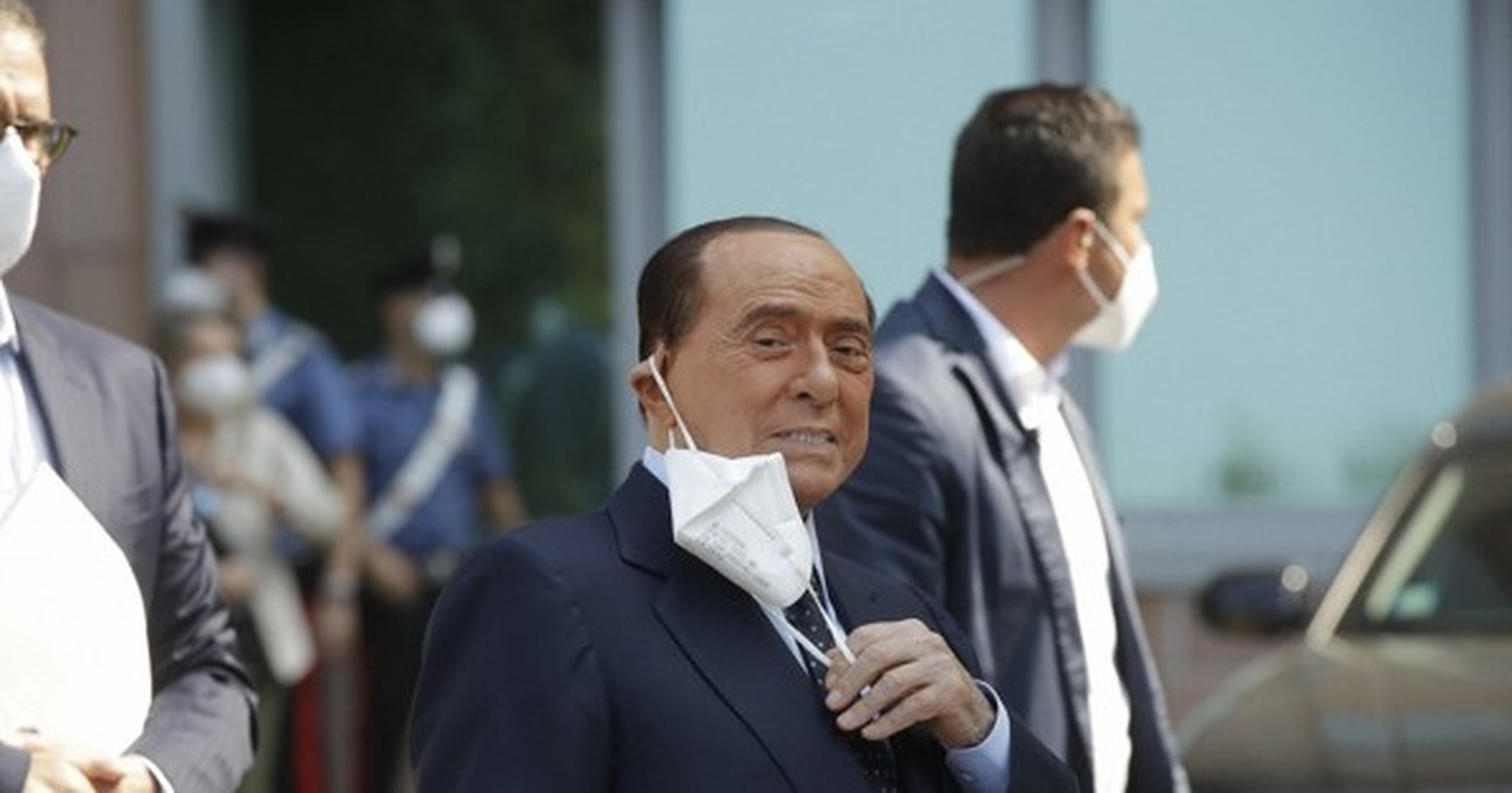 Silvio Berlusconi a fost din nou internat, la 10 zile de la ieșirea din spital. Suferă de Covid pe termen lung