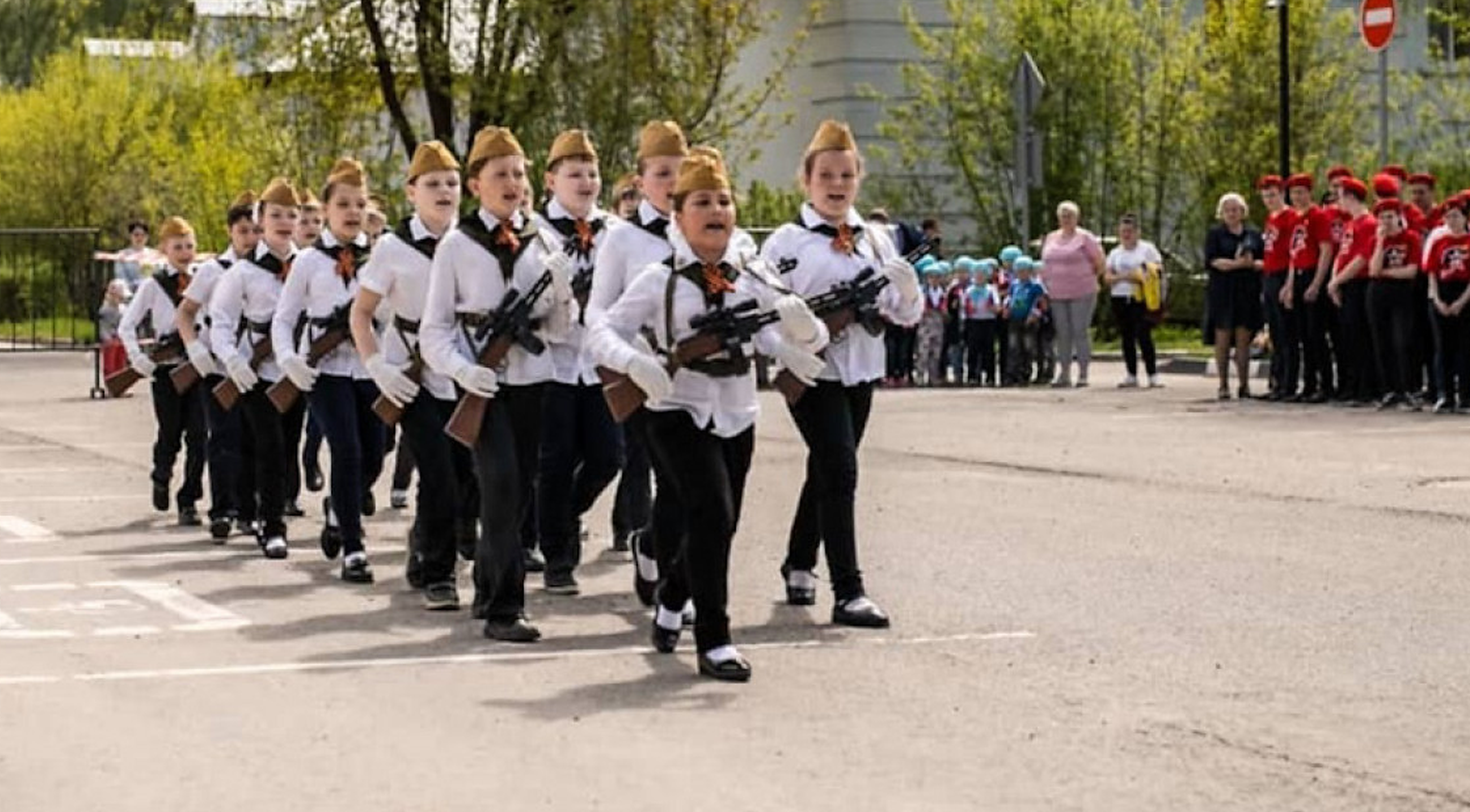 VIDEO| Cum arată serbările școlare în Rusia: Elevi cu arme în mâini cântă „Suntem ruși, Dumnezeu e cu noi”