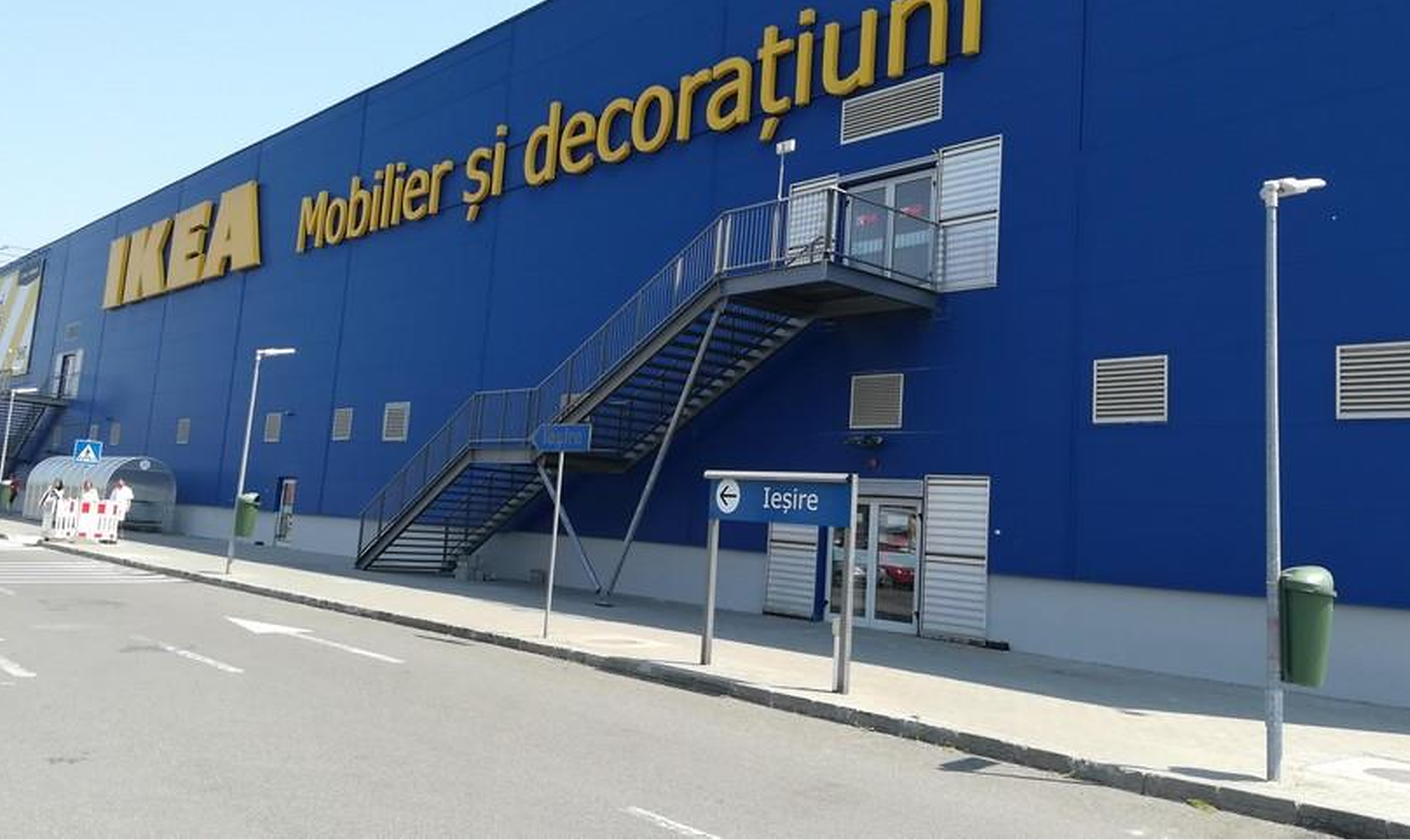 Sute de clienți și angajați ai magazinului IKEA din București au fost scoși în stradă, fără să știe de ce