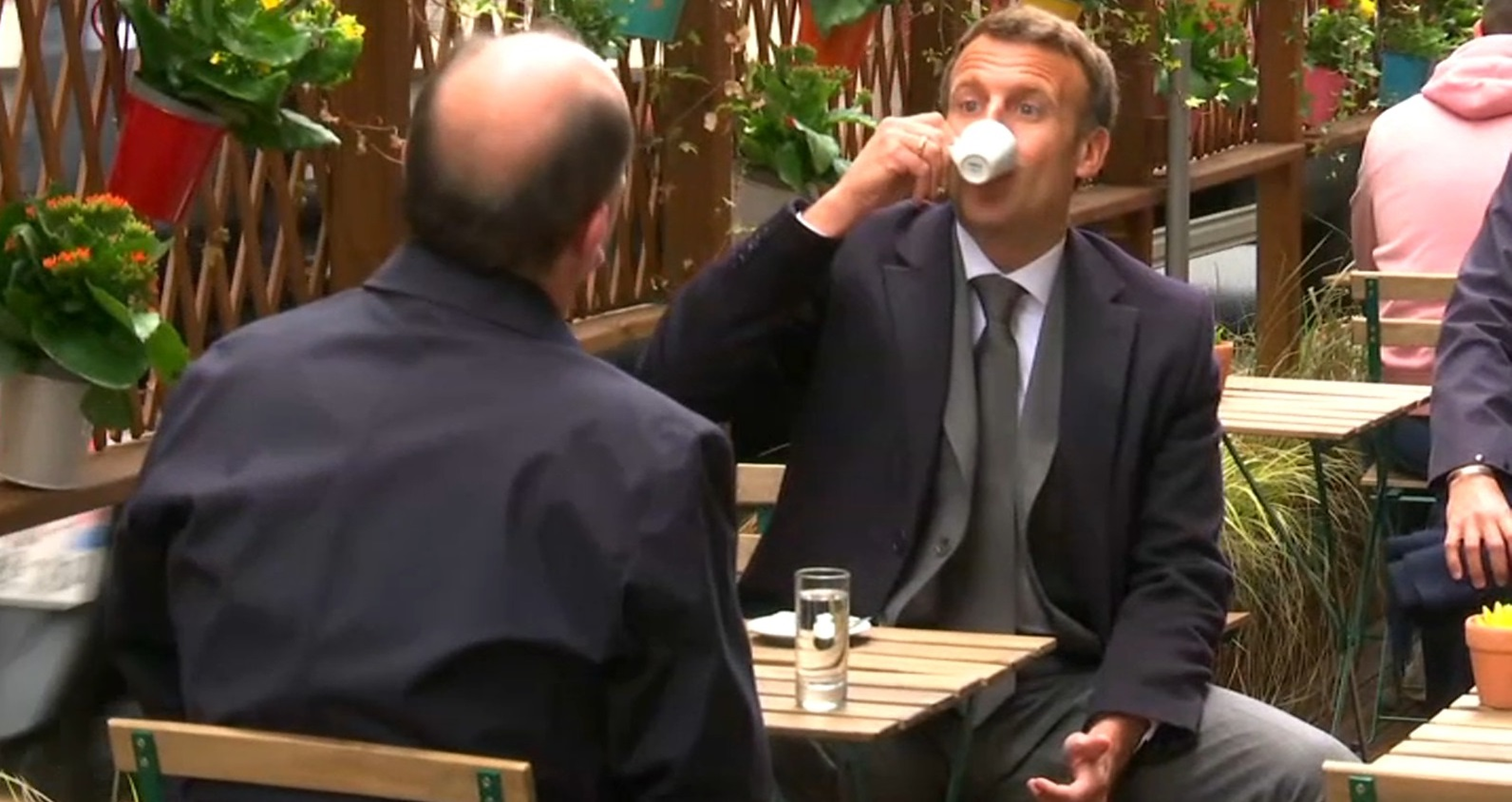 Emmanuel Macron își bea cafeaua pe terasă în prima zi de relaxare a restricțiilor