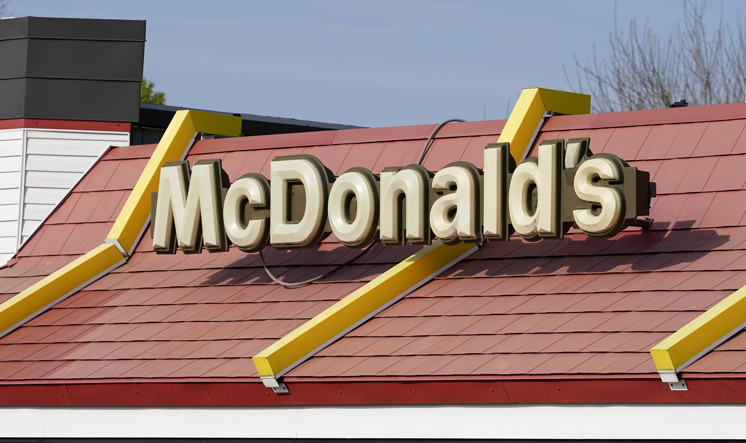 Compania McDonald’s este dată în judecată pentru că nu cumpără spațiu publicitar la posturile TV deținute de negri