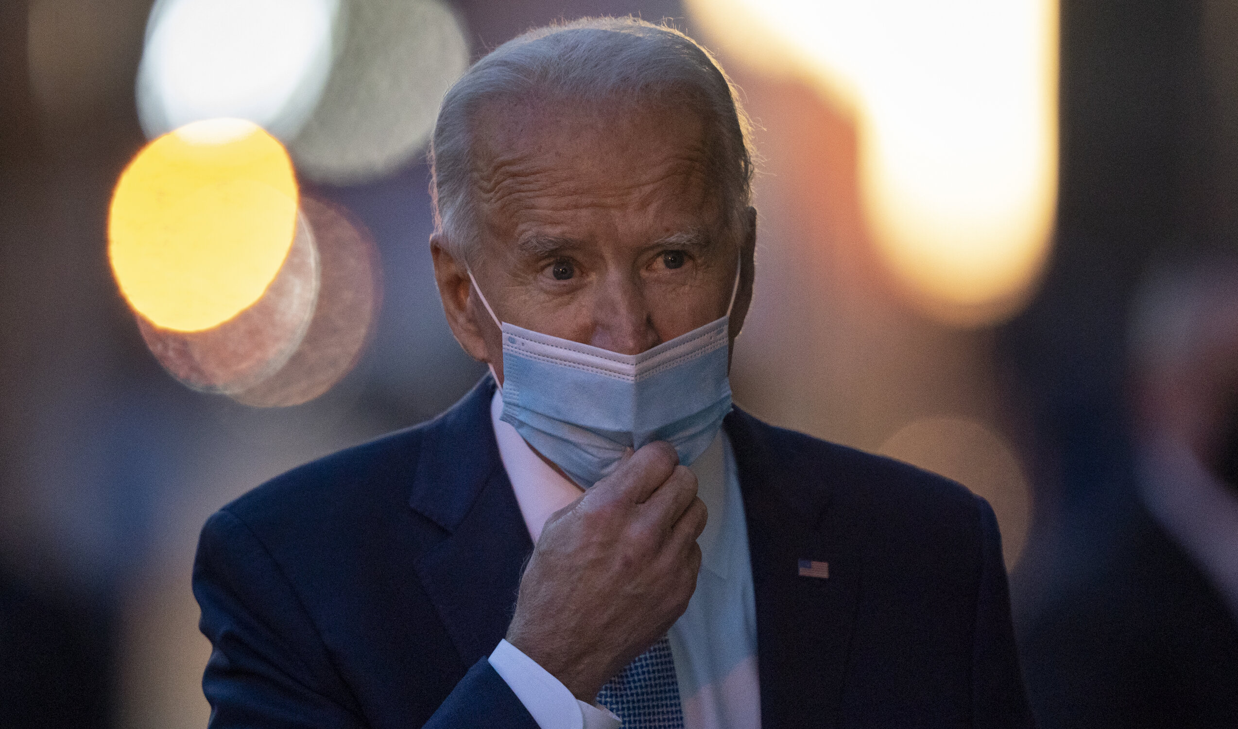 Joe Biden ignoră recomandarea CDC și poartă mască în continuare, chiar dacă este vaccinat. „Este o responsabilitate patriotică”