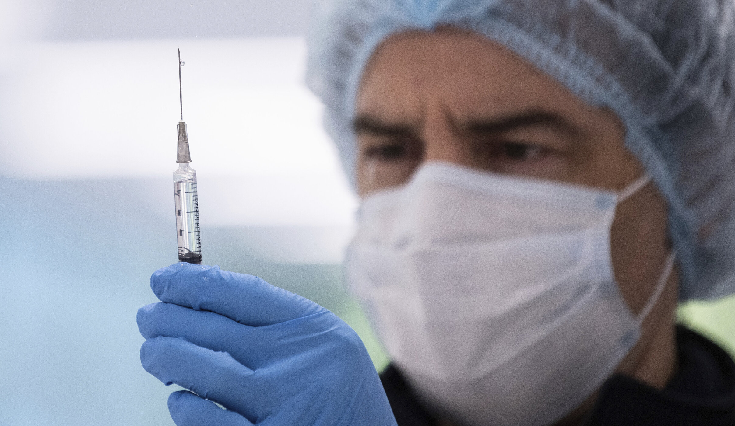 Anti-vacciniștii susțin că persoanele inoculate răspândesc un alt virus sau îi imunizează și pe ceilalți. Afirmațiile sunt false