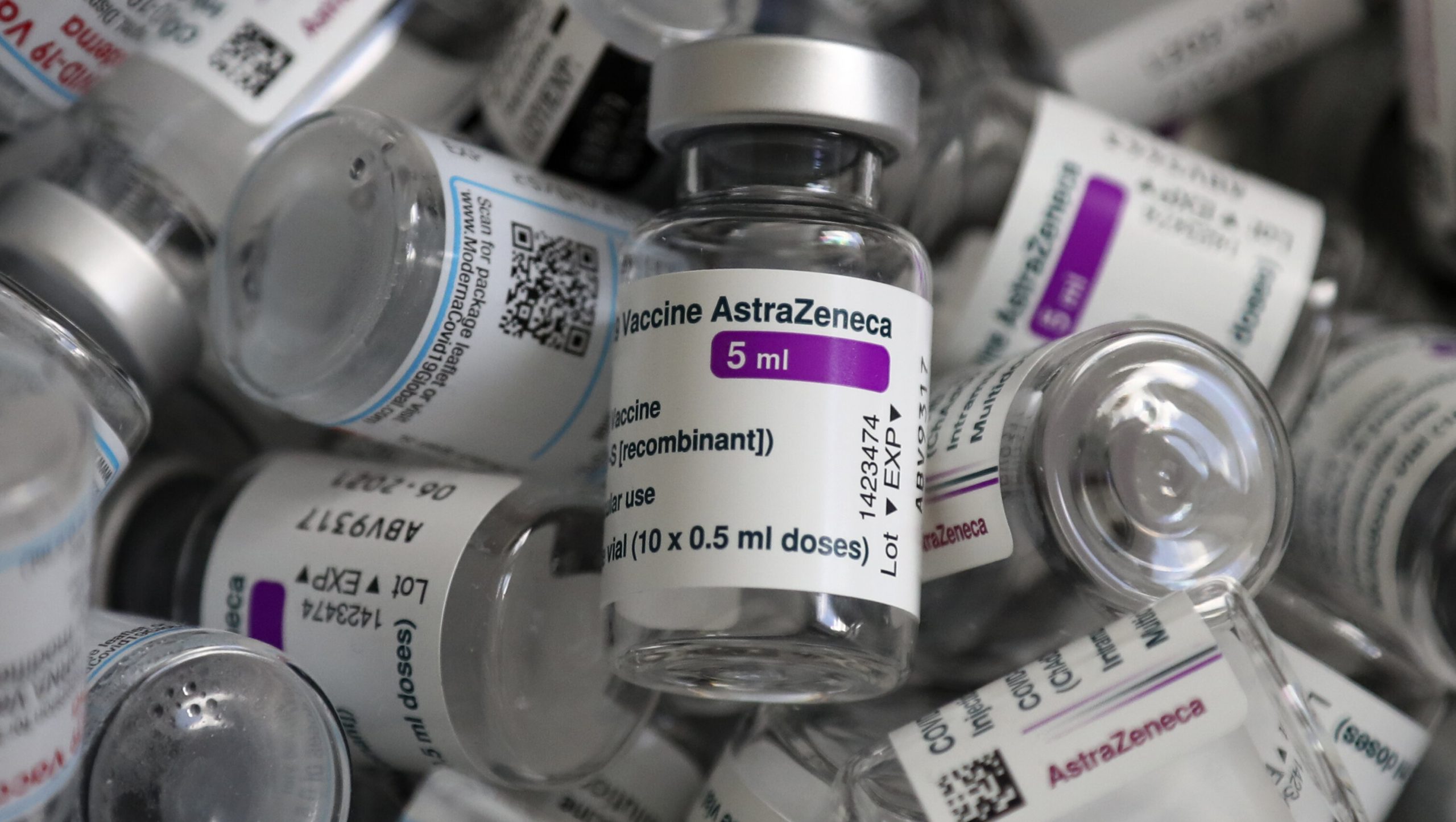 Franța raportează 4 noi cazuri de tromboze apărute după administrarea vaccinului AstraZeneca. Doi pacienți au decedat