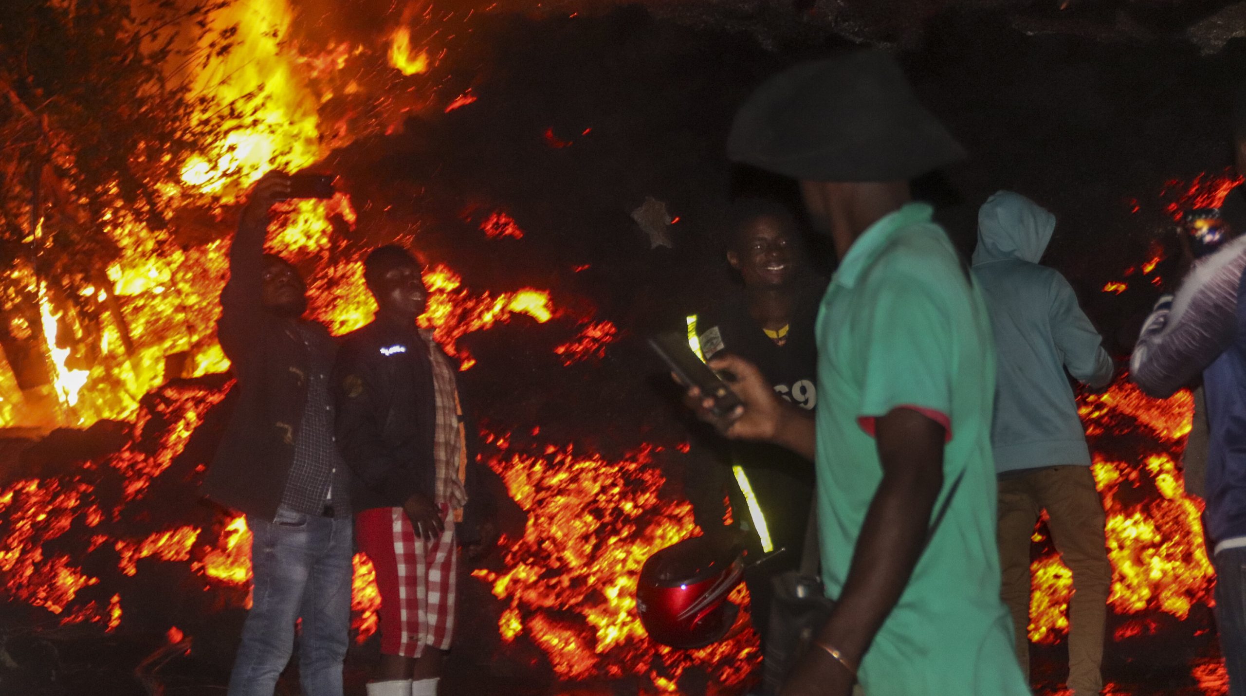 VIDEO| Mii de congolezi fug din calea flăcărilor provocate de erupția vulcanului Nyiragongo. Lava se scurge spre centrul orașului Goma