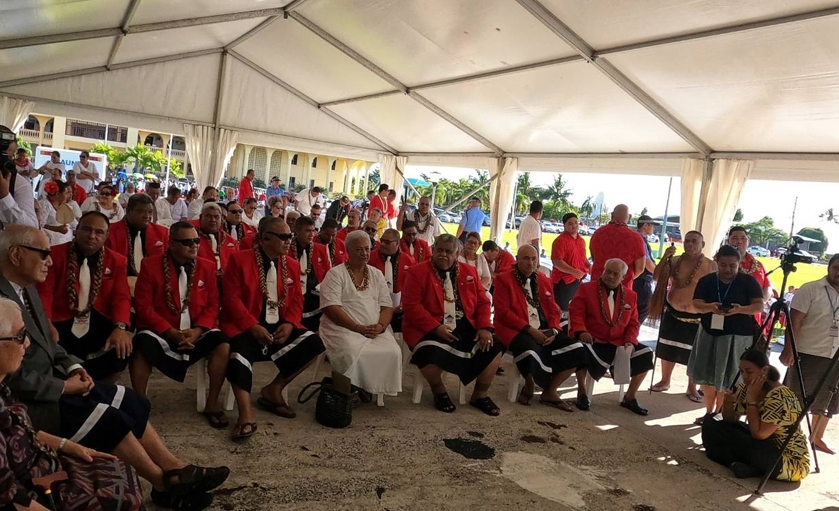 Primul premier femeie din Samoa depune jurământul într-un cort, pentru că predecesorul nu o primește în Parlament