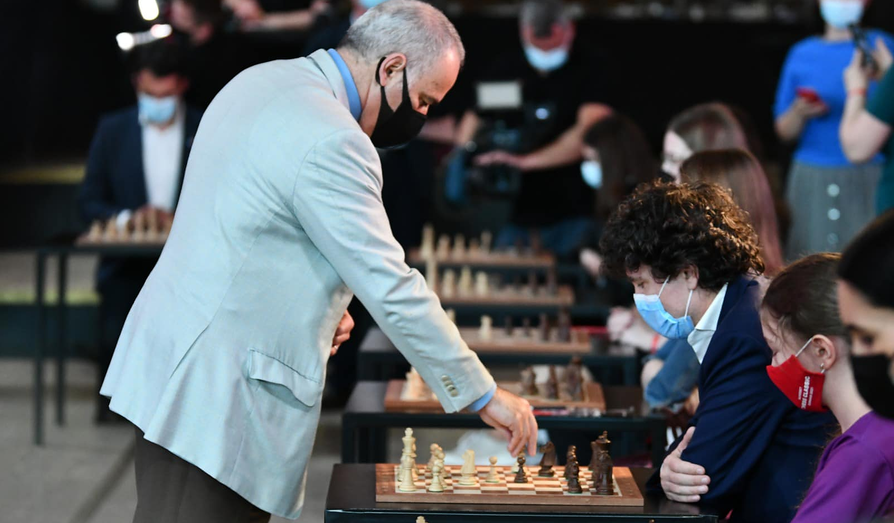 Garry Kasparov îl ține în șah pe Nicușor Dan. „Am schimbat câteva mutări”