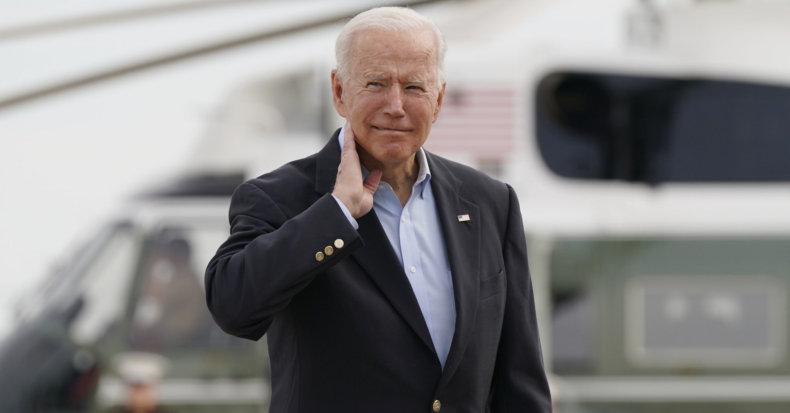 VIDEO| Joe Biden, atacat de insecte înainte de a pleca spre Europa. „Aveți grijă, tocmai am avut de-a face cu una”