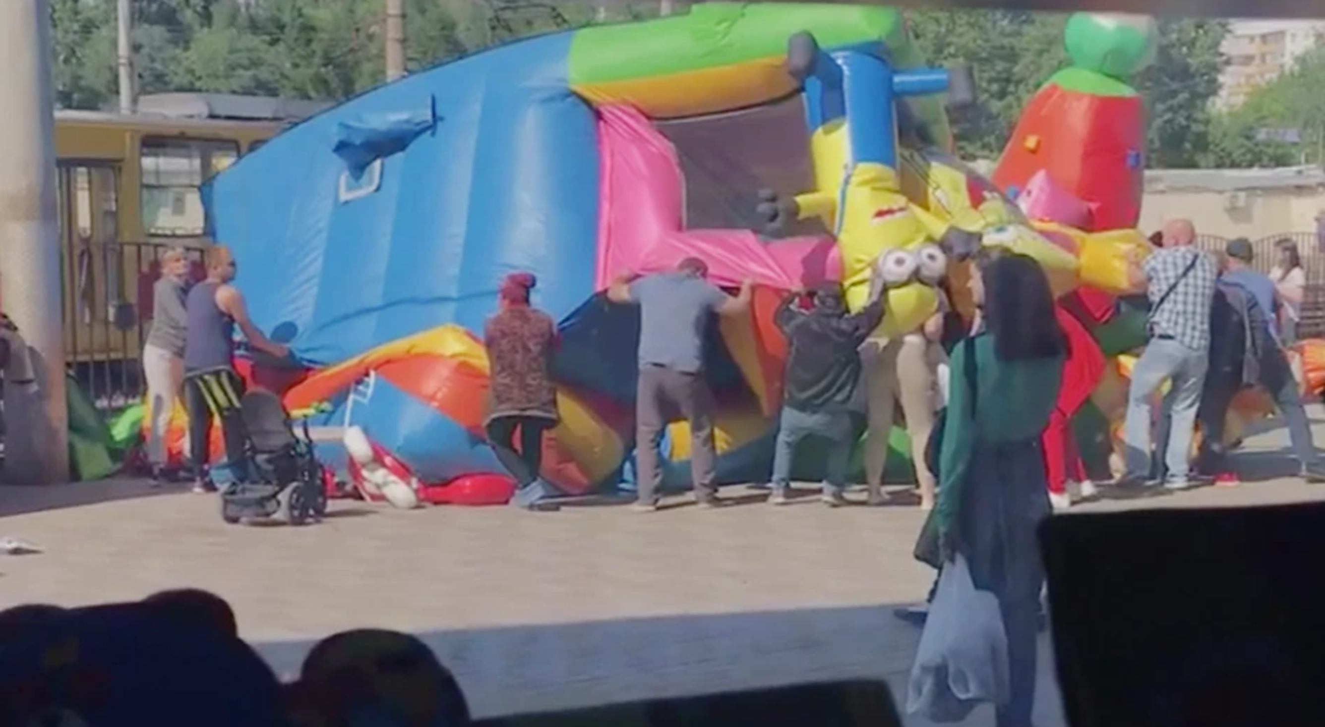VIDEO| Un castel gonflabil în care se jucau mai mulți copii a sărit în aer