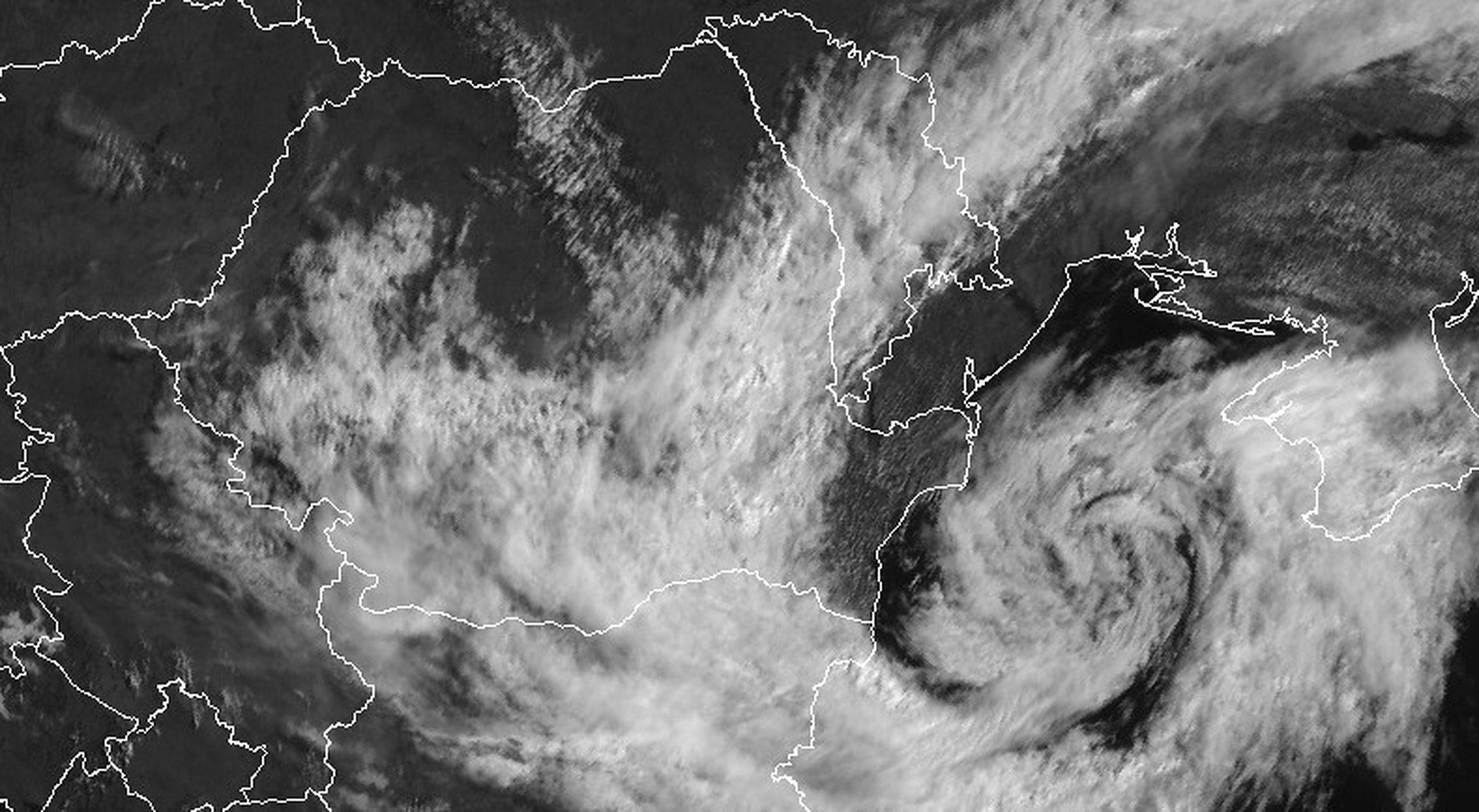 Ciclonul format în Marea Neagră lovește România. Cod portocaliu de ploi abundente în 12 judeţe din ţară